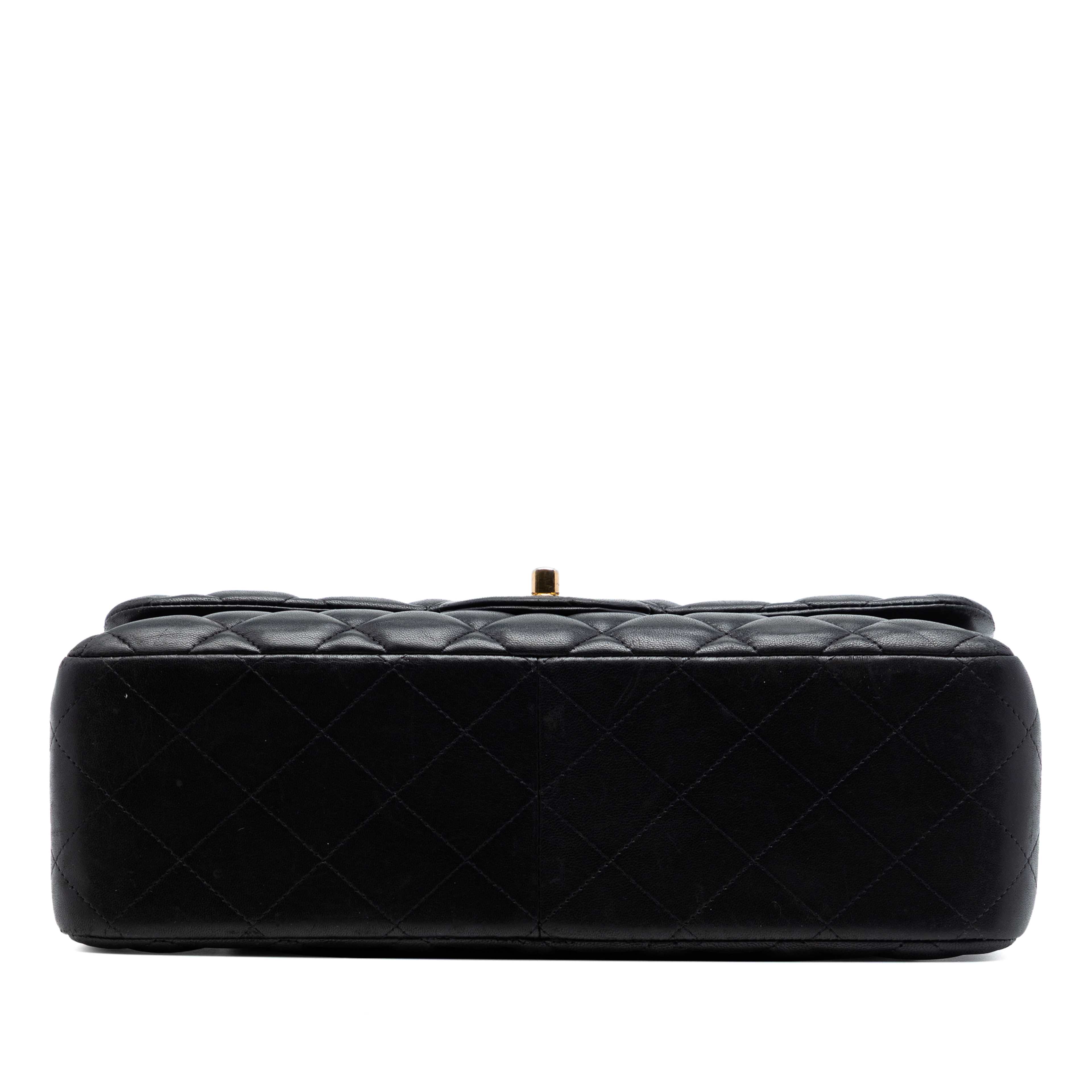 Chanel Jumbo Classic Lambskin Double Flap, från Luxclusif, i färgen black. Klicka för att öppna bilden i stort format