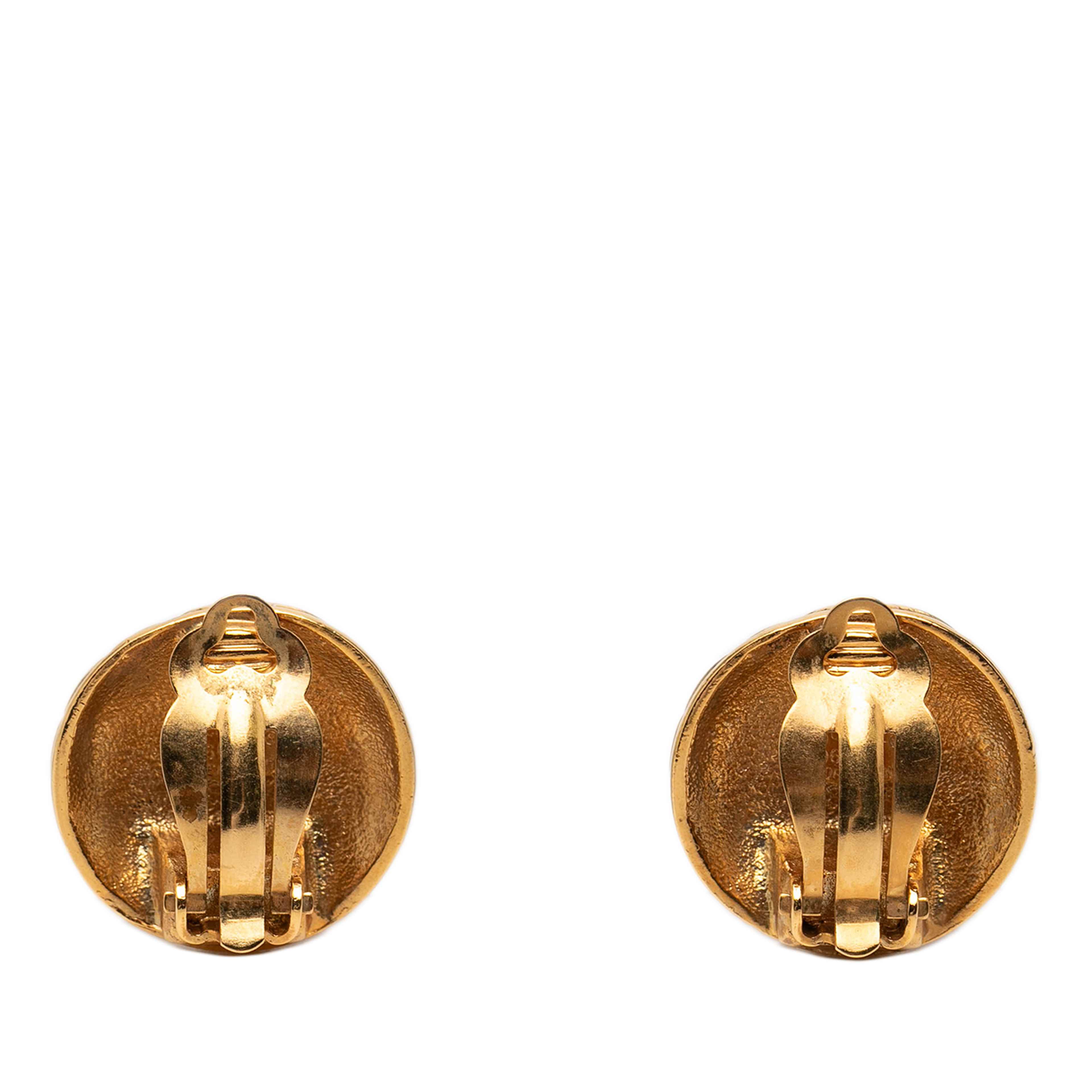 Chanel Cc Gold Plated Quilted Round Clip On Earrings, från Luxclusif, i färgen gold. Klicka för att öppna bilden i stort format