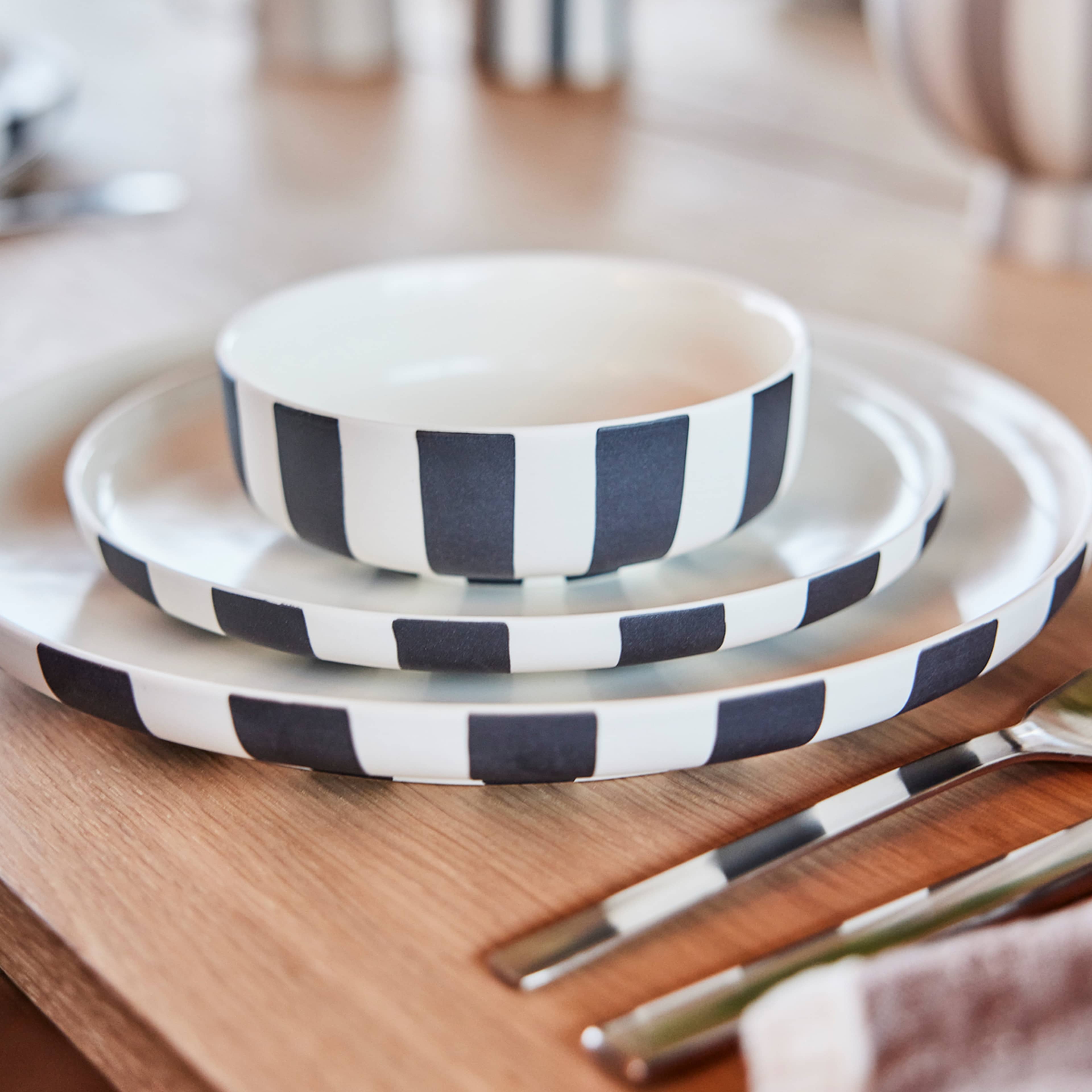 Toppu Dinner Plate, från OYOY Living, i färgen white,black. Klicka för att öppna bilden i stort format