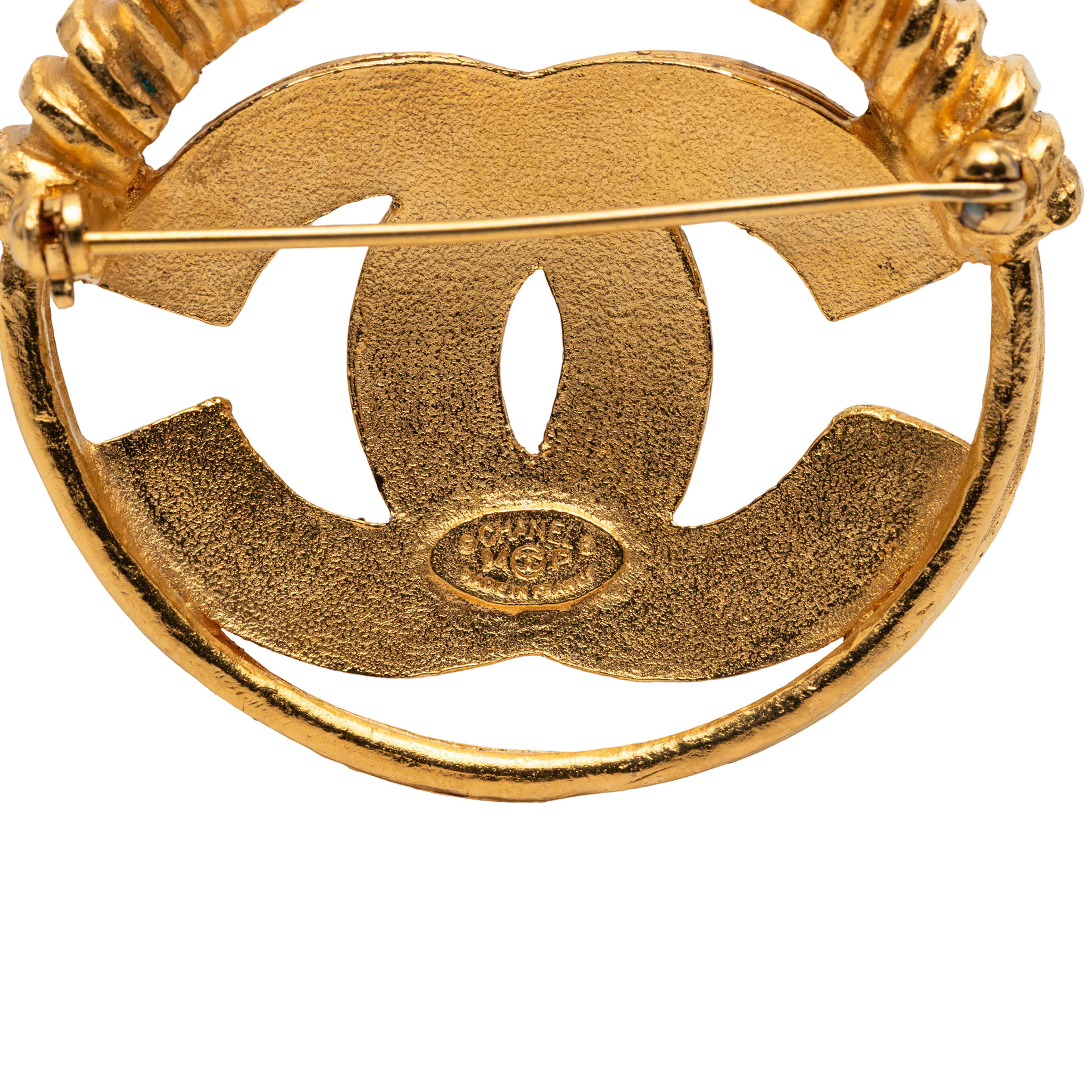 Chanel Gold Plated Cc Spring Round Brooch, från Luxclusif, i färgen gold. Klicka för att öppna bilden i stort format