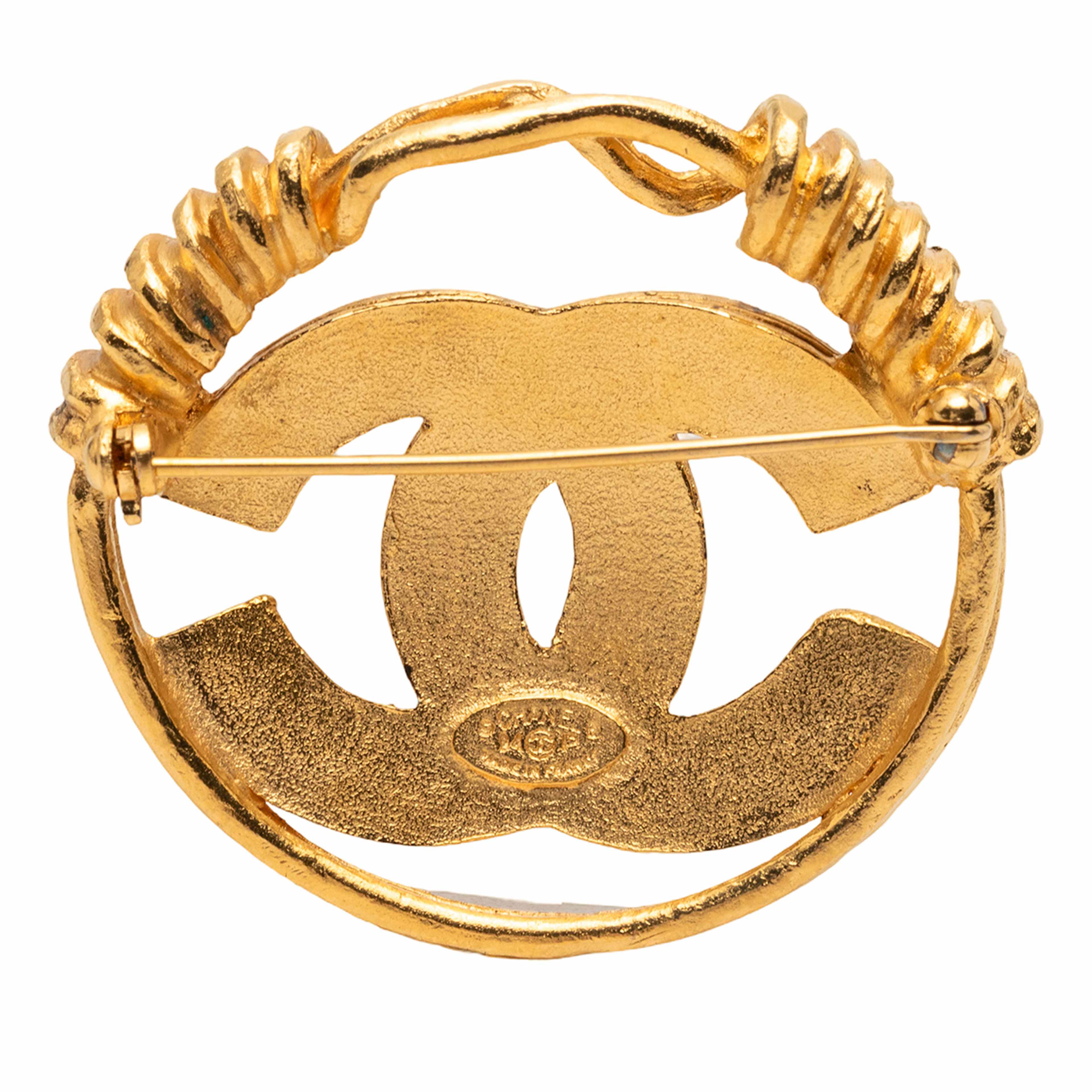 Chanel Gold Plated Cc Spring Round Brooch, från Luxclusif, i färgen gold. Klicka för att öppna bilden i stort format