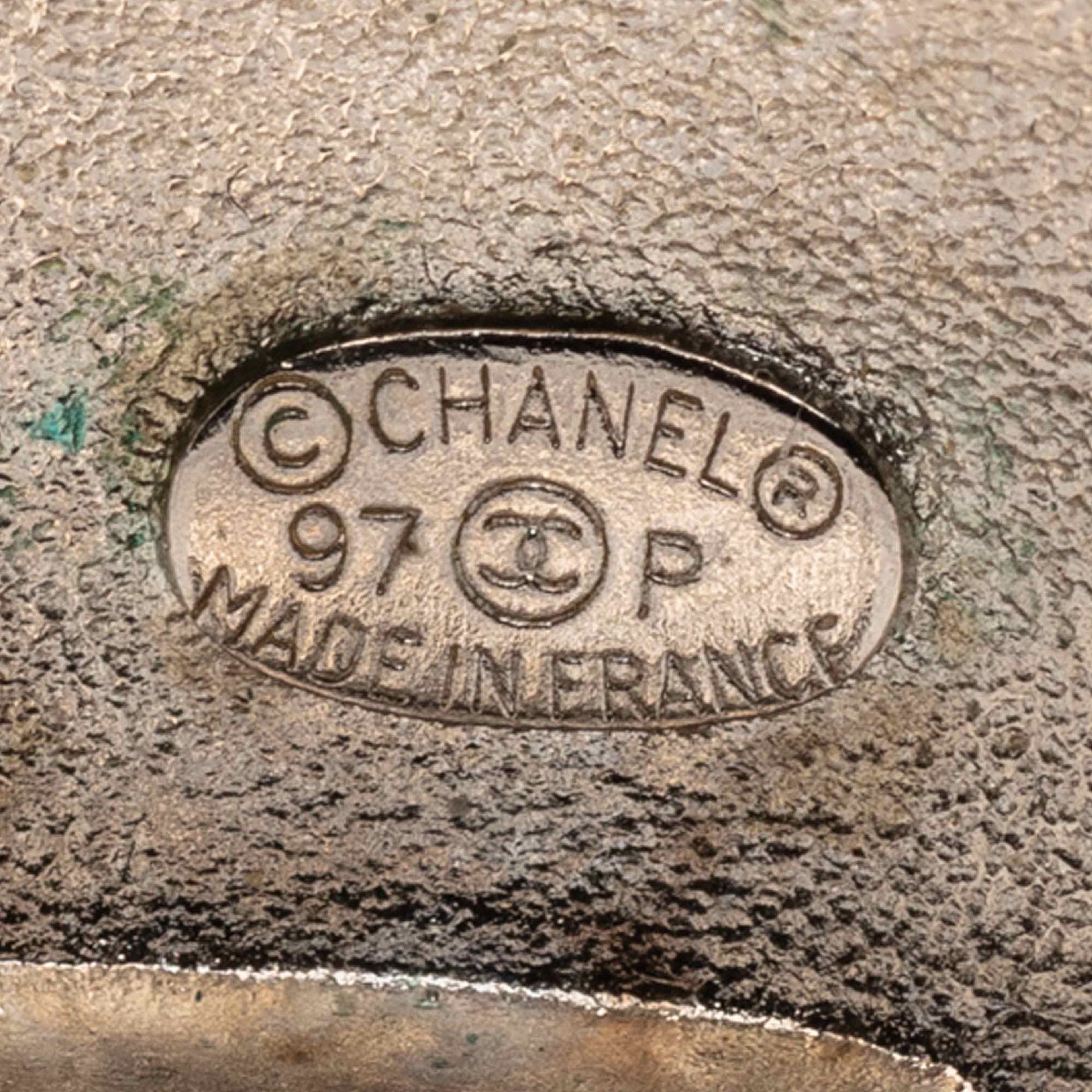 Chanel Cc Silver Plated Clip On Earrings, från Luxclusif, i färgen silver. Klicka för att öppna bilden i stort format