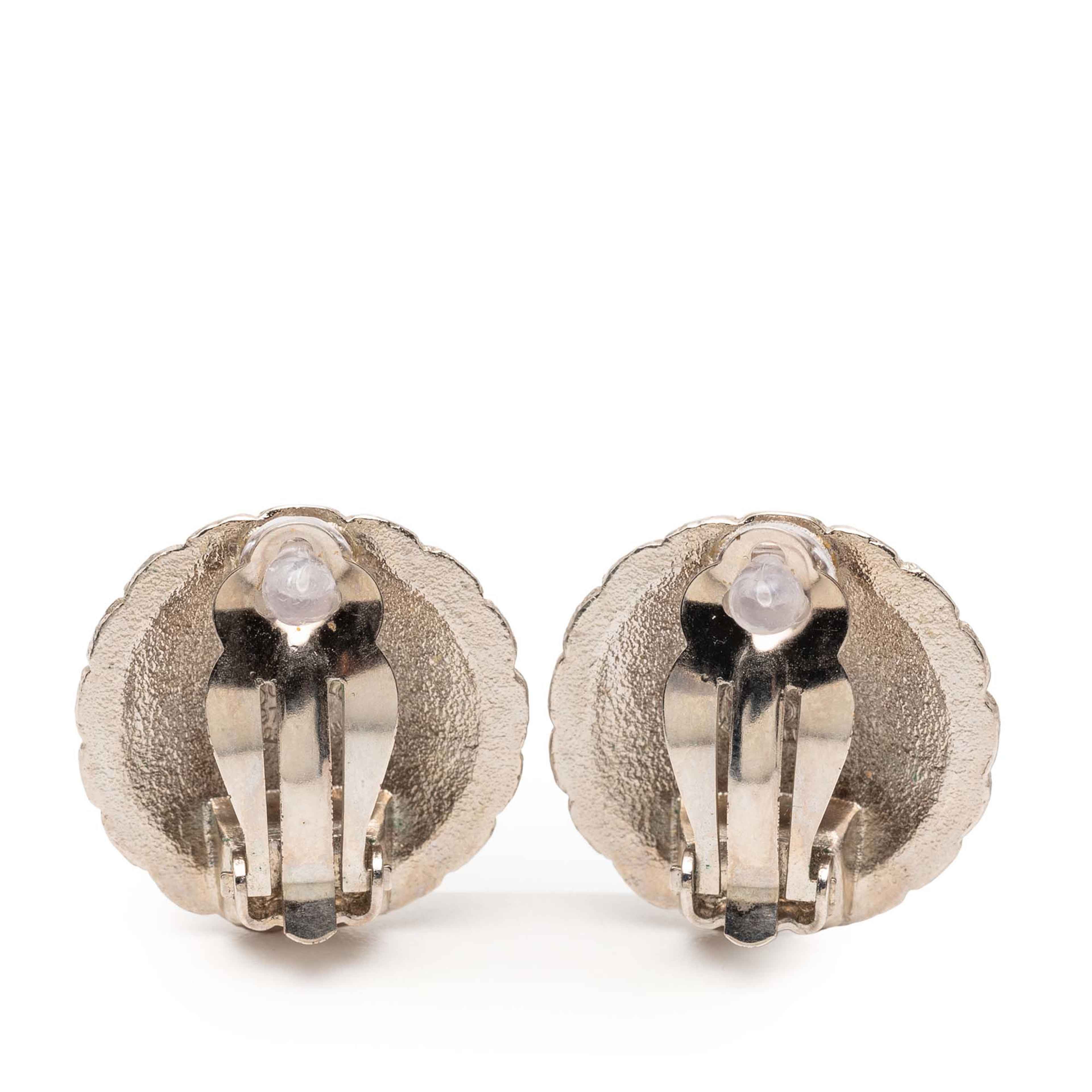 Chanel Cc Silver Plated Clip On Earrings, från Luxclusif, i färgen silver. Klicka för att öppna bilden i stort format