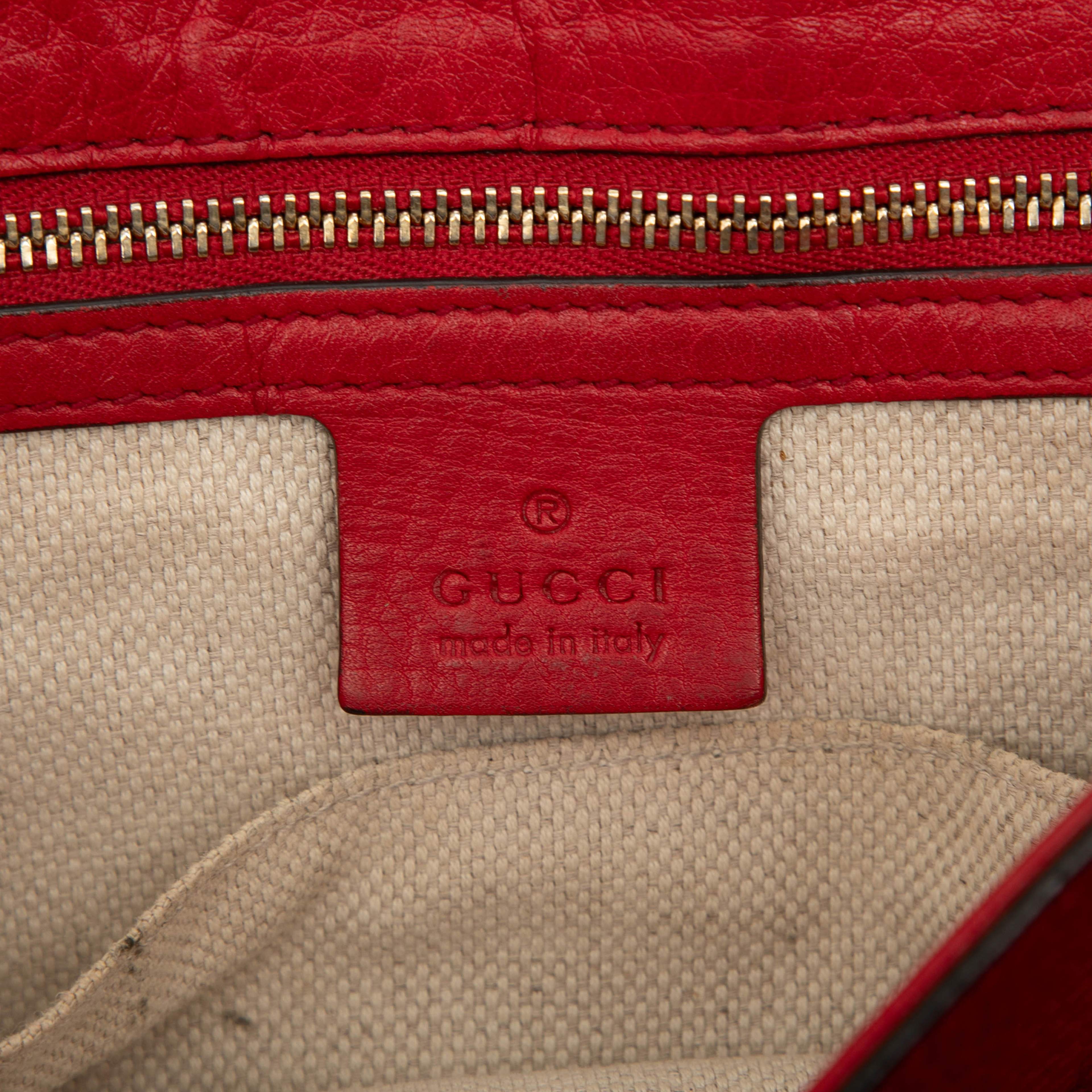 Gucci Medium Leather Soho Chain Flap Crossbody, från Luxclusif, i färgen red. Klicka för att öppna bilden i stort format