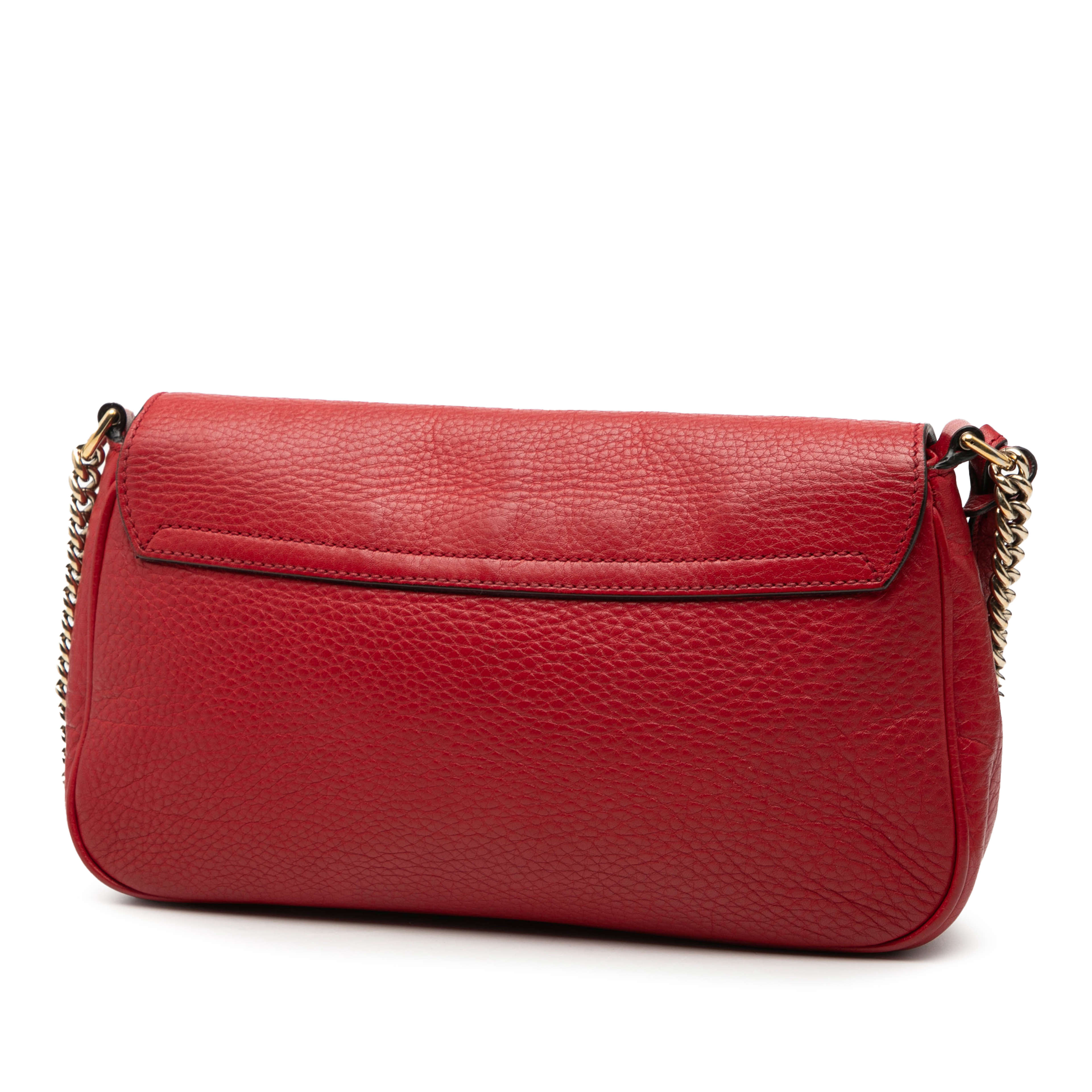 Gucci Medium Leather Soho Chain Flap Crossbody, från Luxclusif, i färgen red. Klicka för att öppna bilden i stort format