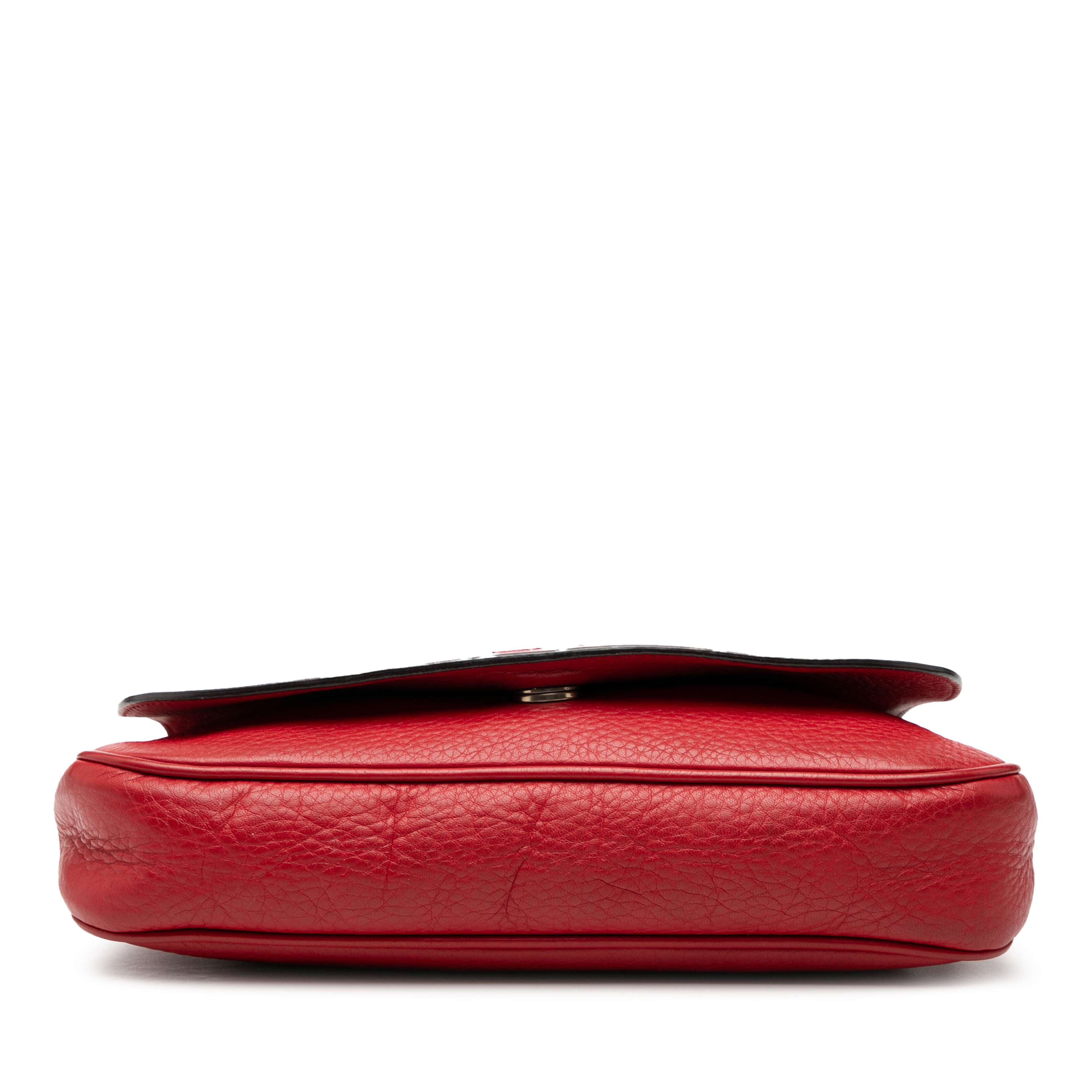 Gucci Medium Calfskin Soho Chain Flap Crossbody, från Luxclusif, i färgen röd. Klicka för att öppna bilden i stort format