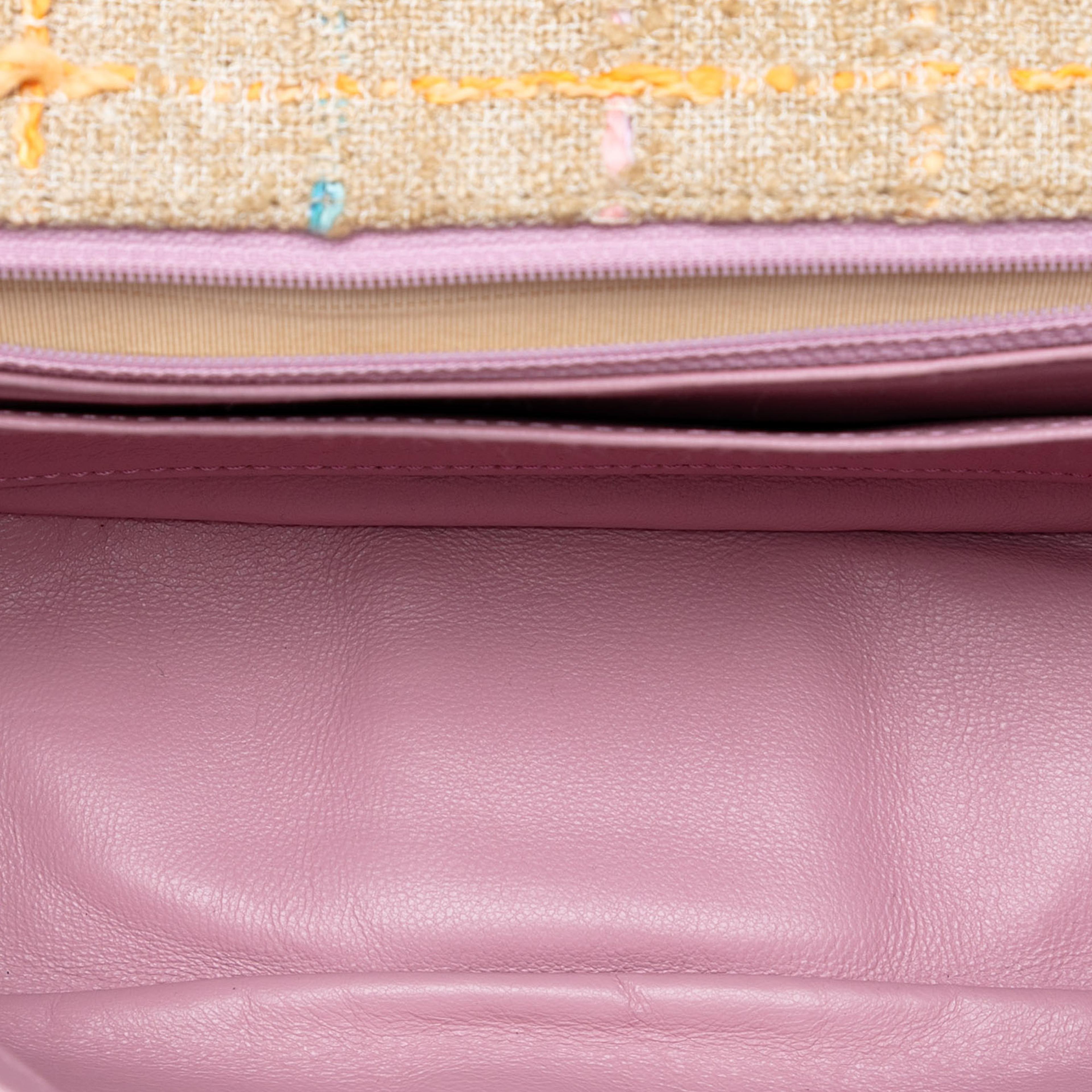 Chanel Chocolate Bar Tweed Mademoiselle Turnlock Flap, från Luxclusif, i färgen beige. Klicka för att öppna bilden i stort format