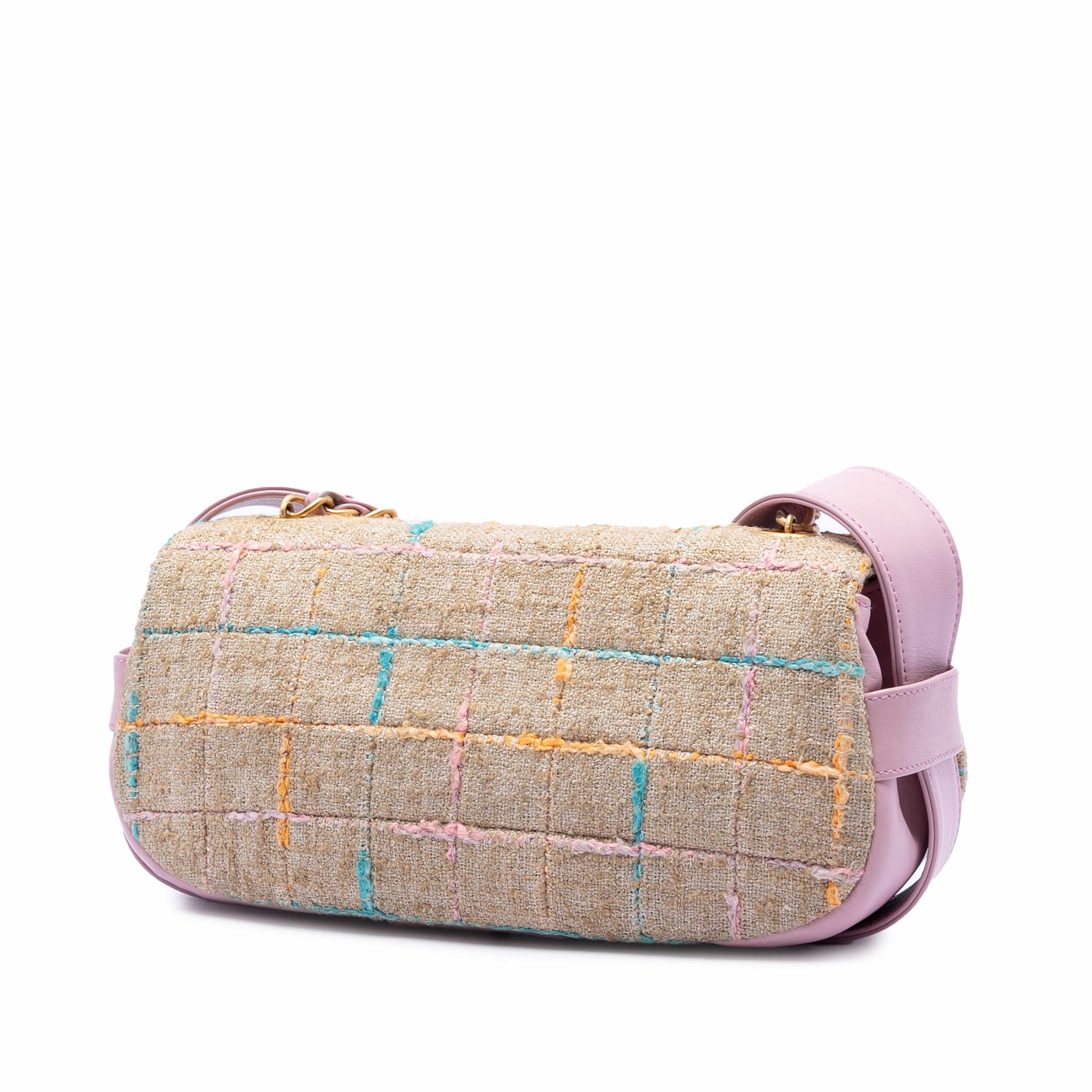 Chanel Chocolate Bar Tweed Mademoiselle Turnlock Flap, från Luxclusif, i färgen beige. Klicka för att öppna bilden i stort format