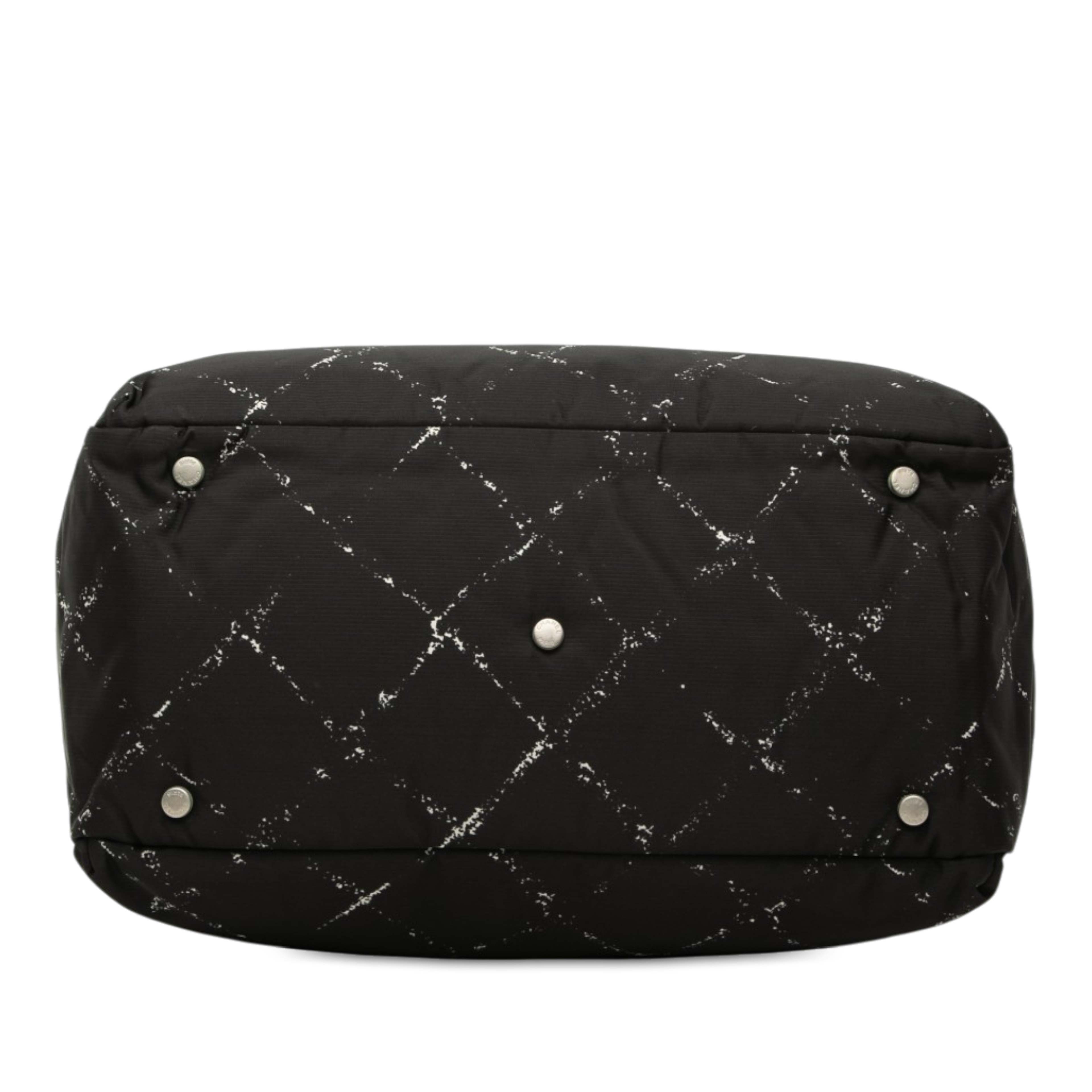 Chanel Old Travel Line Nylon Handbag, från Luxclusif, i färgen svart. Klicka för att öppna bilden i stort format