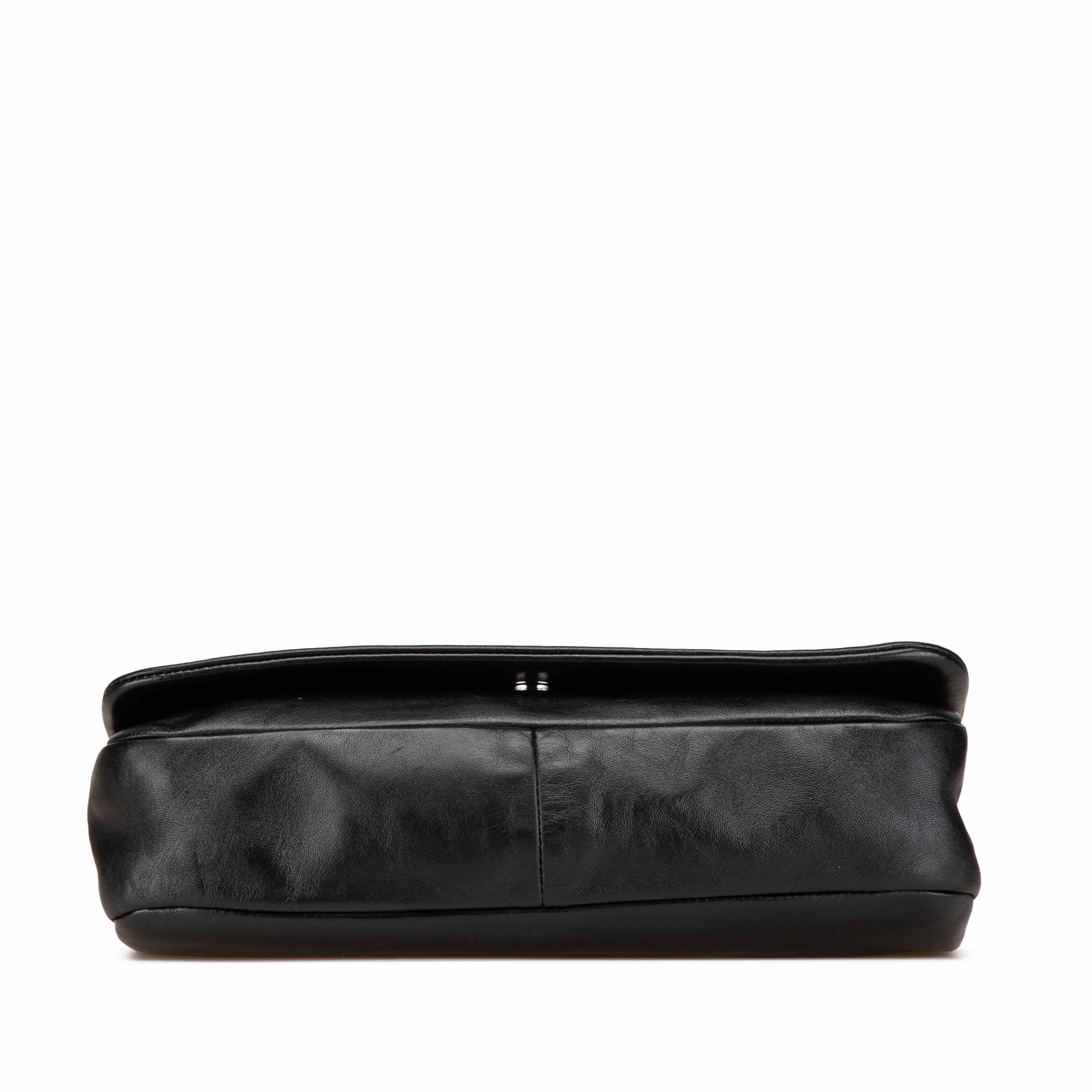 Chanel Cc Studded Lambskin East West Flap, från Luxclusif, i färgen black. Klicka för att öppna bilden i stort format