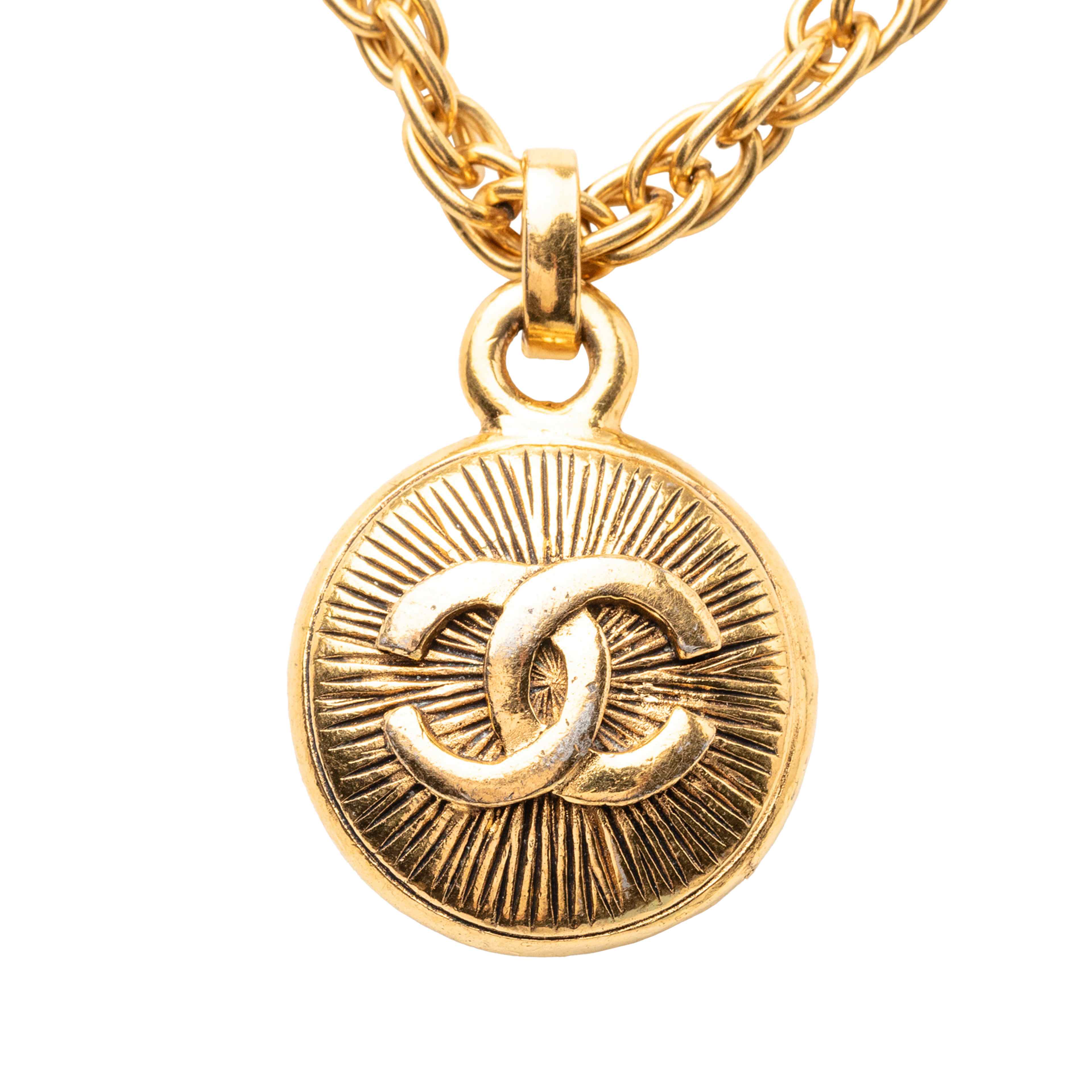 Chanel Cc Gold Plated Sunburst Round Pendant Necklace, från Luxclusif, i färgen guld. Klicka för att öppna bilden i stort format