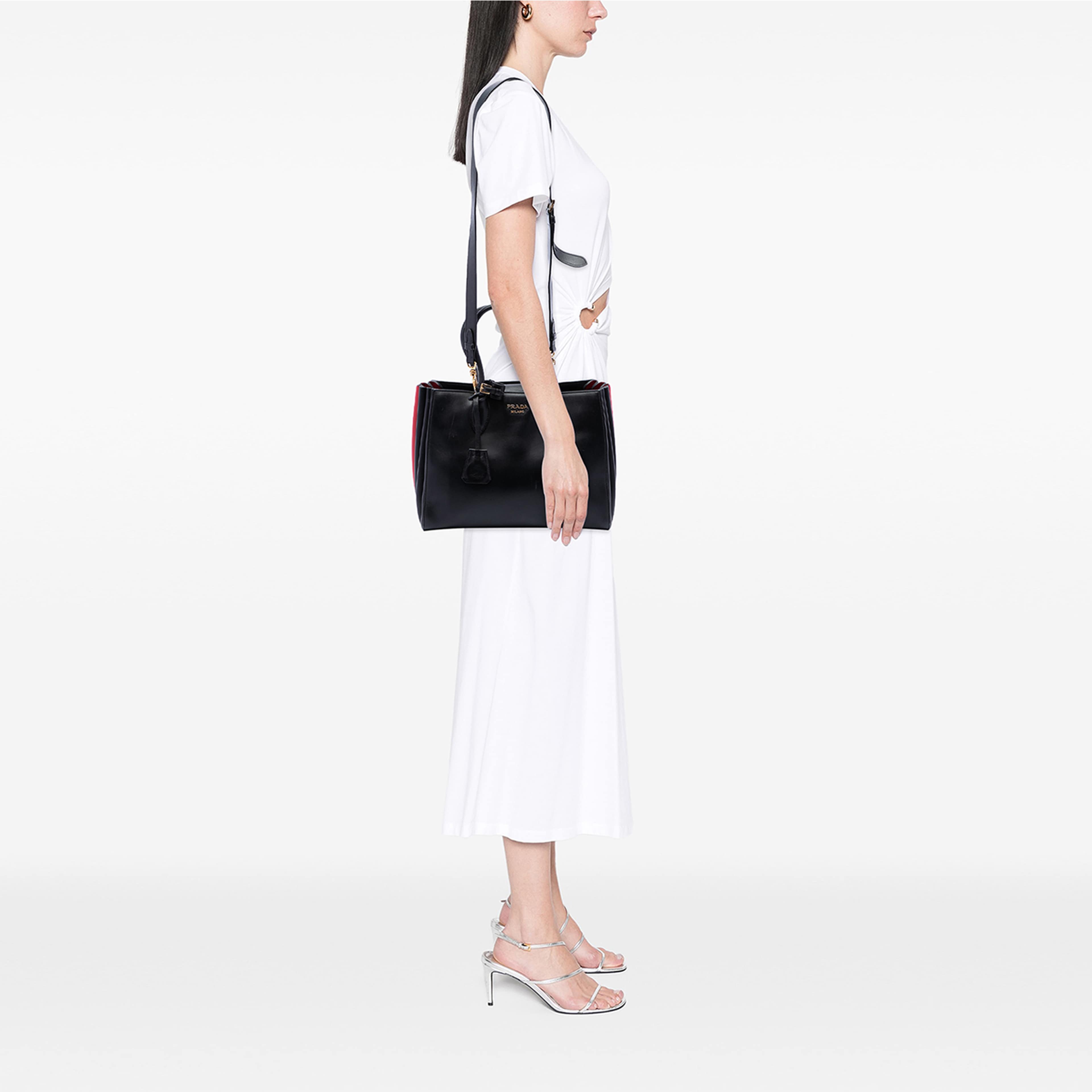 Prada City Calf Bibliotheque Satchel, från Luxclusif, i färgen svart. Klicka för att öppna bilden i stort format