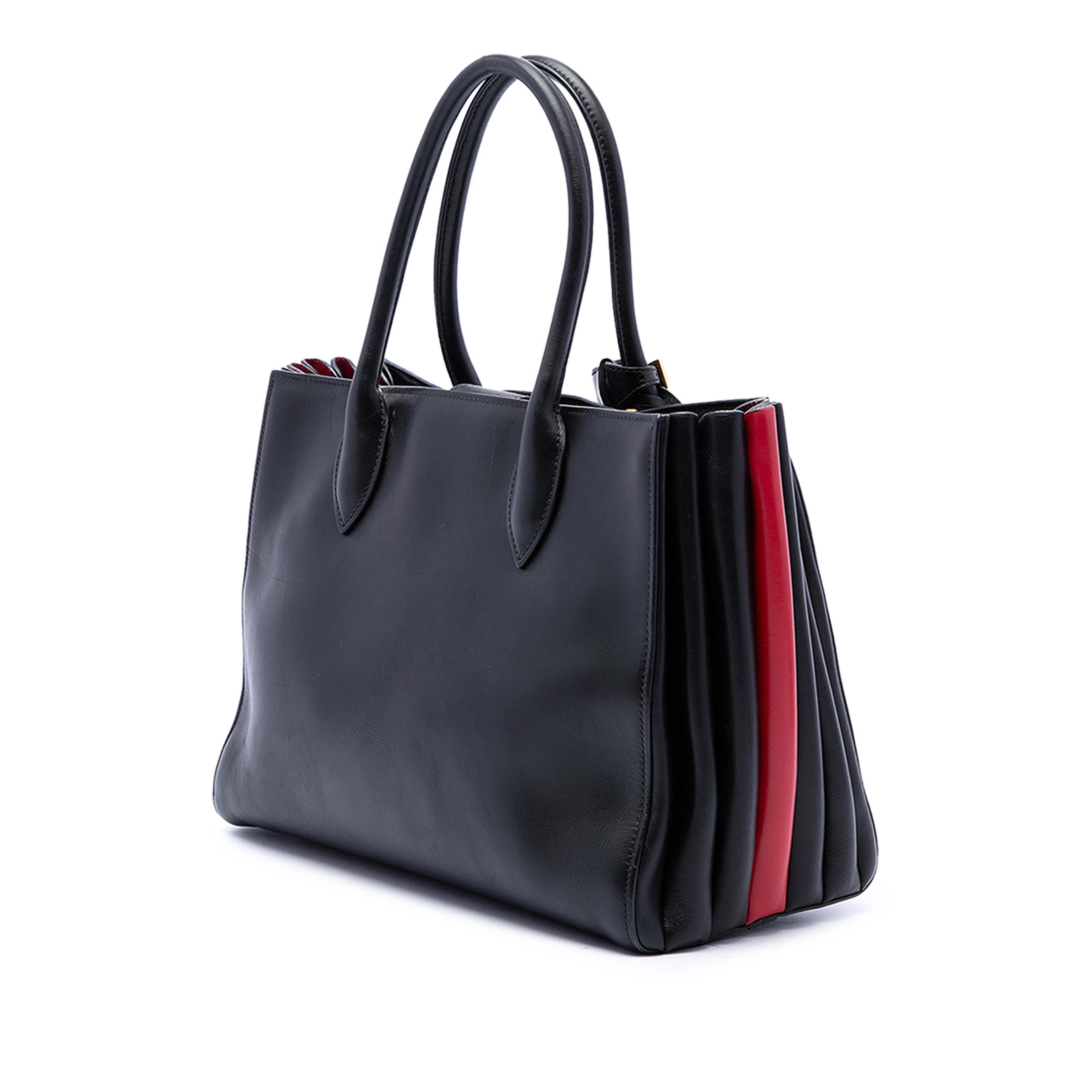Prada City Calf Bibliotheque Satchel, från Luxclusif, i färgen svart. Klicka för att öppna bilden i stort format