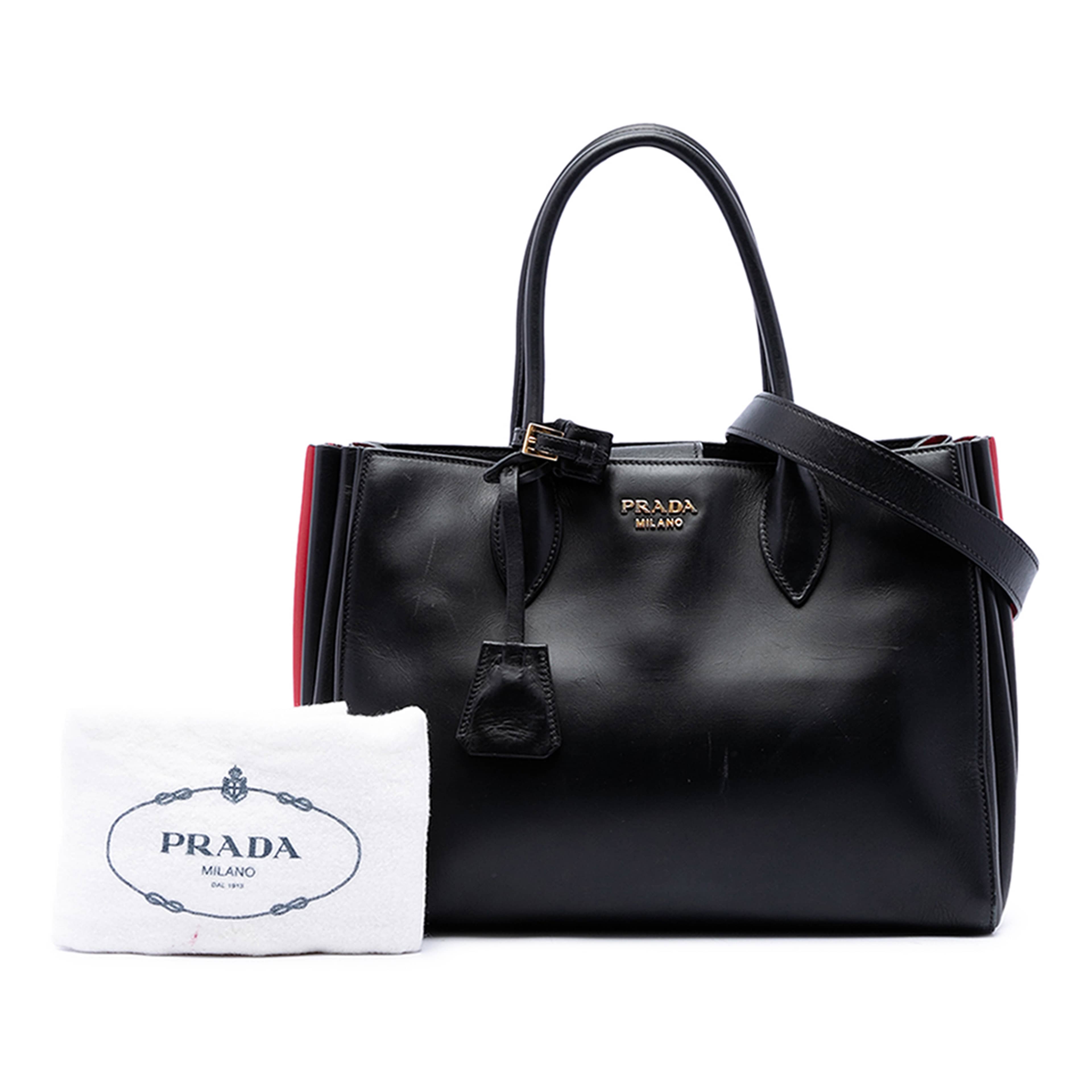 Prada City Calf Bibliotheque Satchel, från Luxclusif, i färgen svart. Klicka för att öppna bilden i stort format
