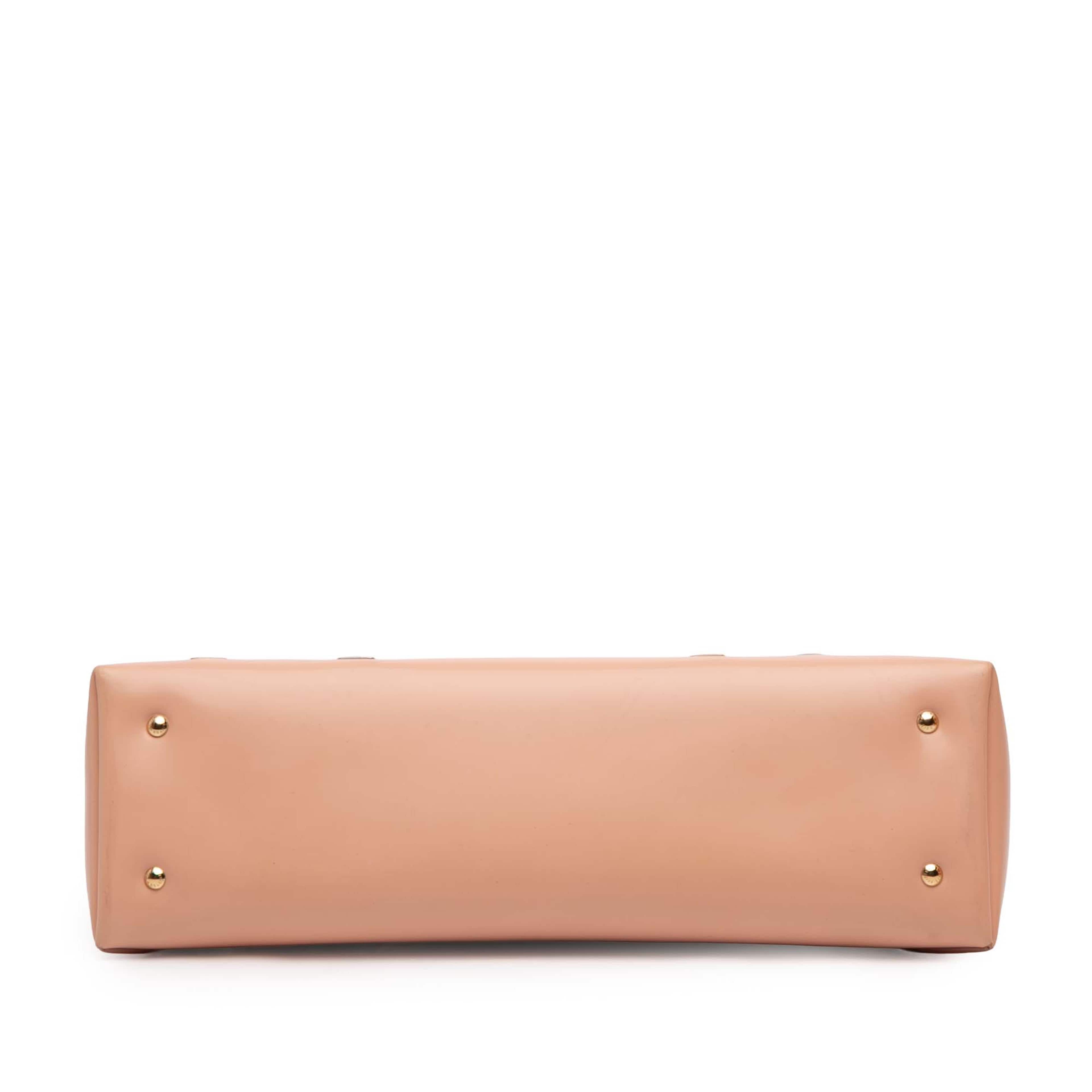 Louis Vuitton Glazed Calfskin Sac Triangle Pm, från Luxclusif, i färgen rosa. Klicka för att öppna bilden i stort format