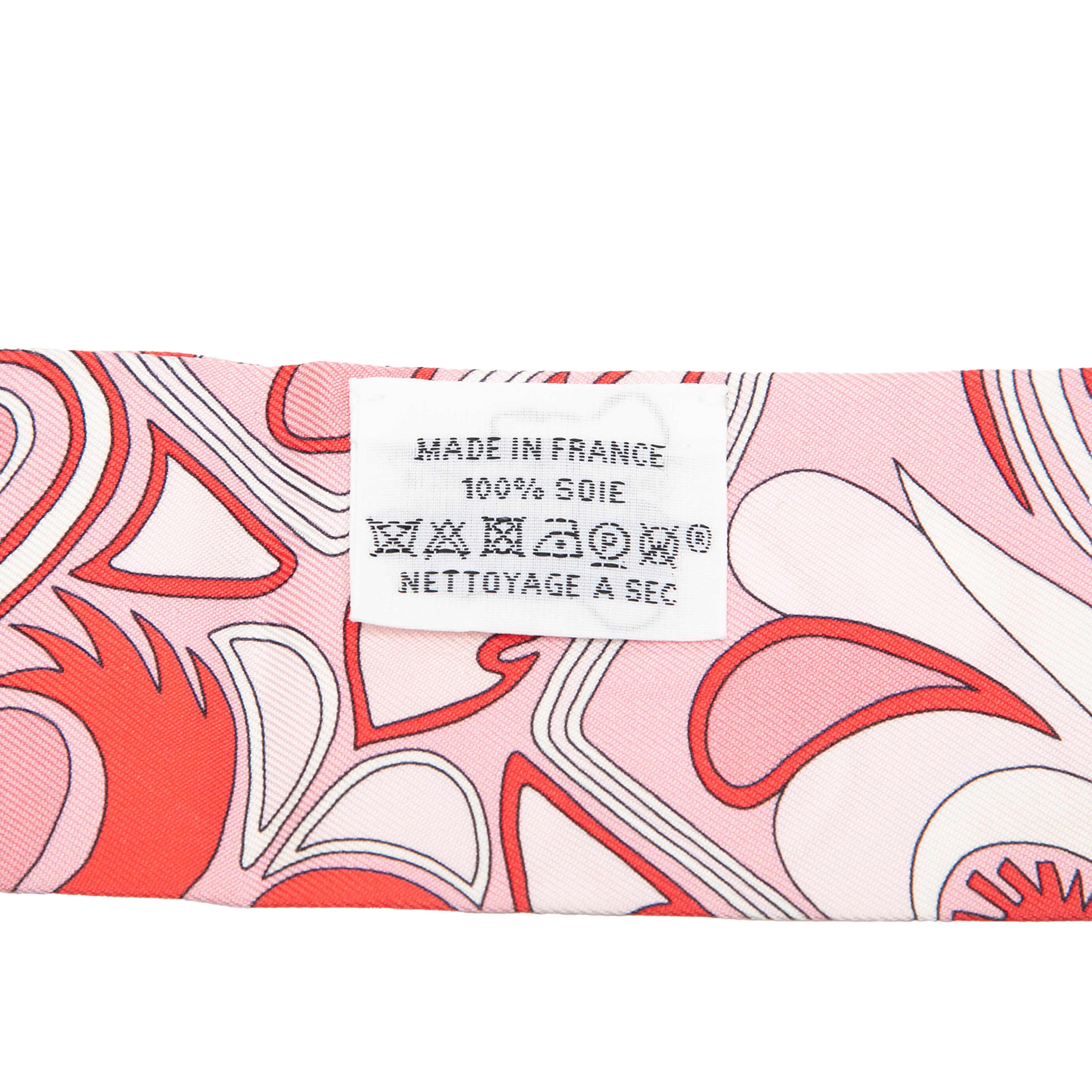 Hermès Folklore Silk Twilly Scarf, från Luxclusif, i färgen pink. Klicka för att öppna bilden i stort format