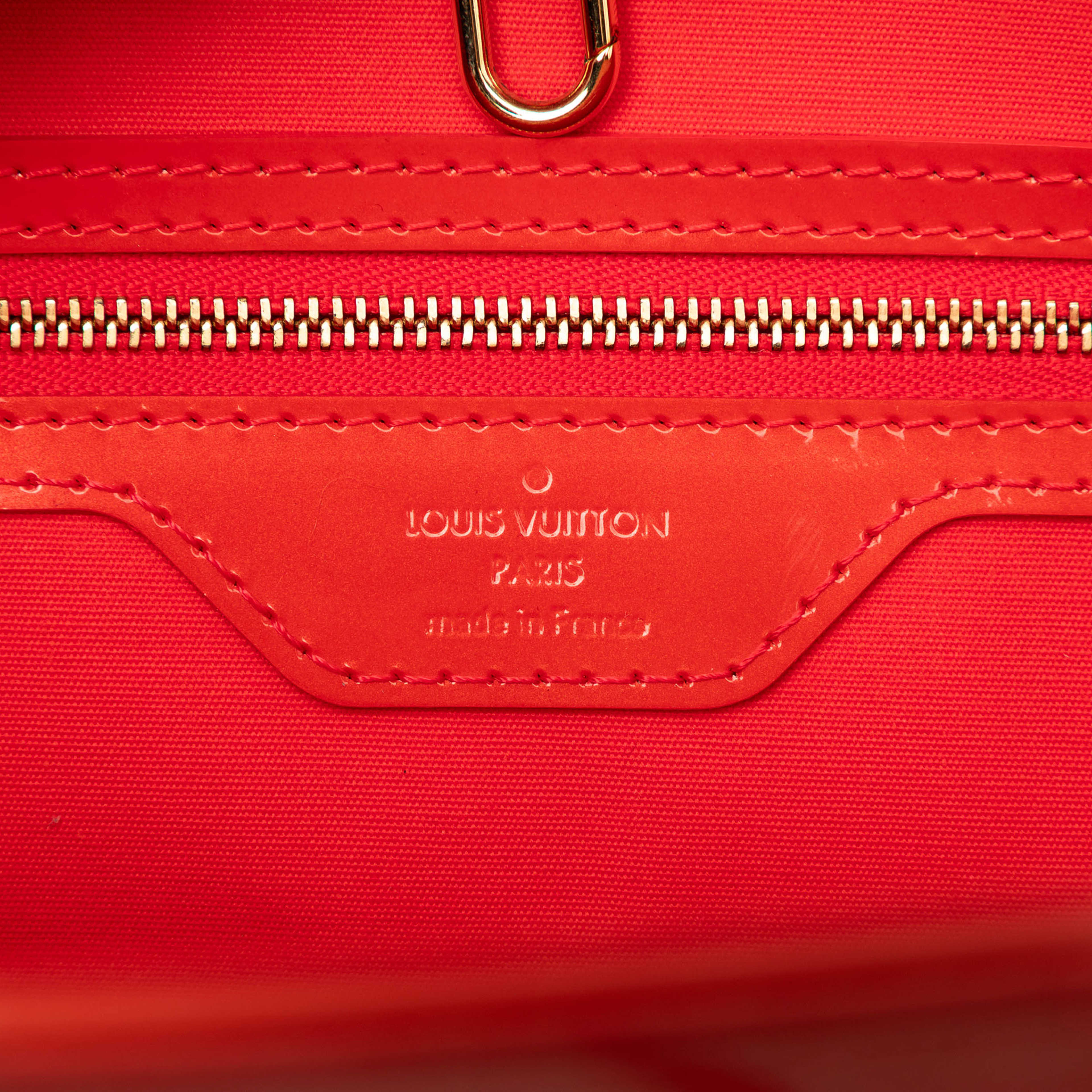 Louis Vuitton Monogram Vernis Avalon Gm, från Luxclusif, i färgen röd. Klicka för att öppna bilden i stort format