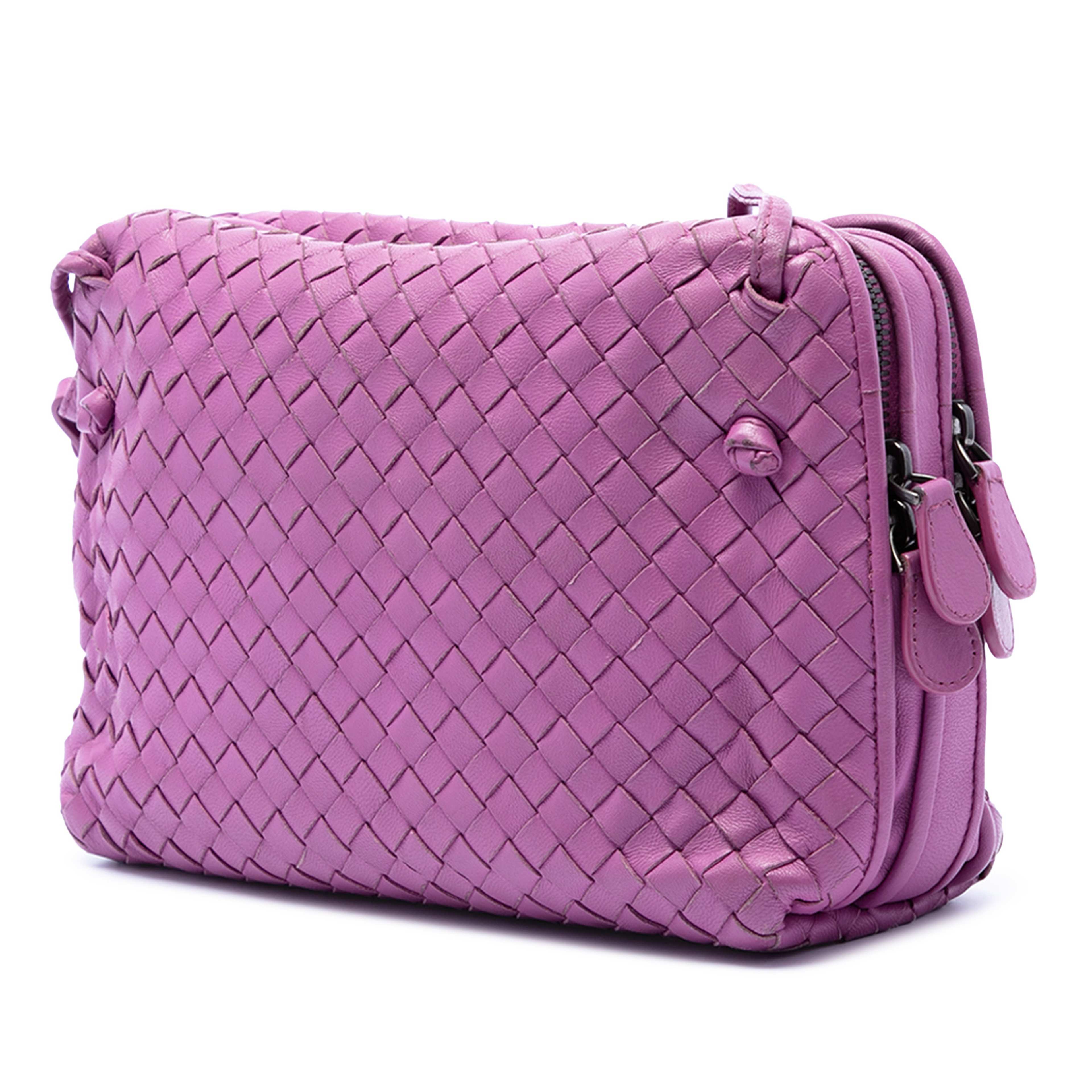 Bottega Veneta Nappa Intrecciato Nodini Double Zip Crossbody, från Luxclusif, i färgen purpur. Klicka för att öppna bilden i stort format