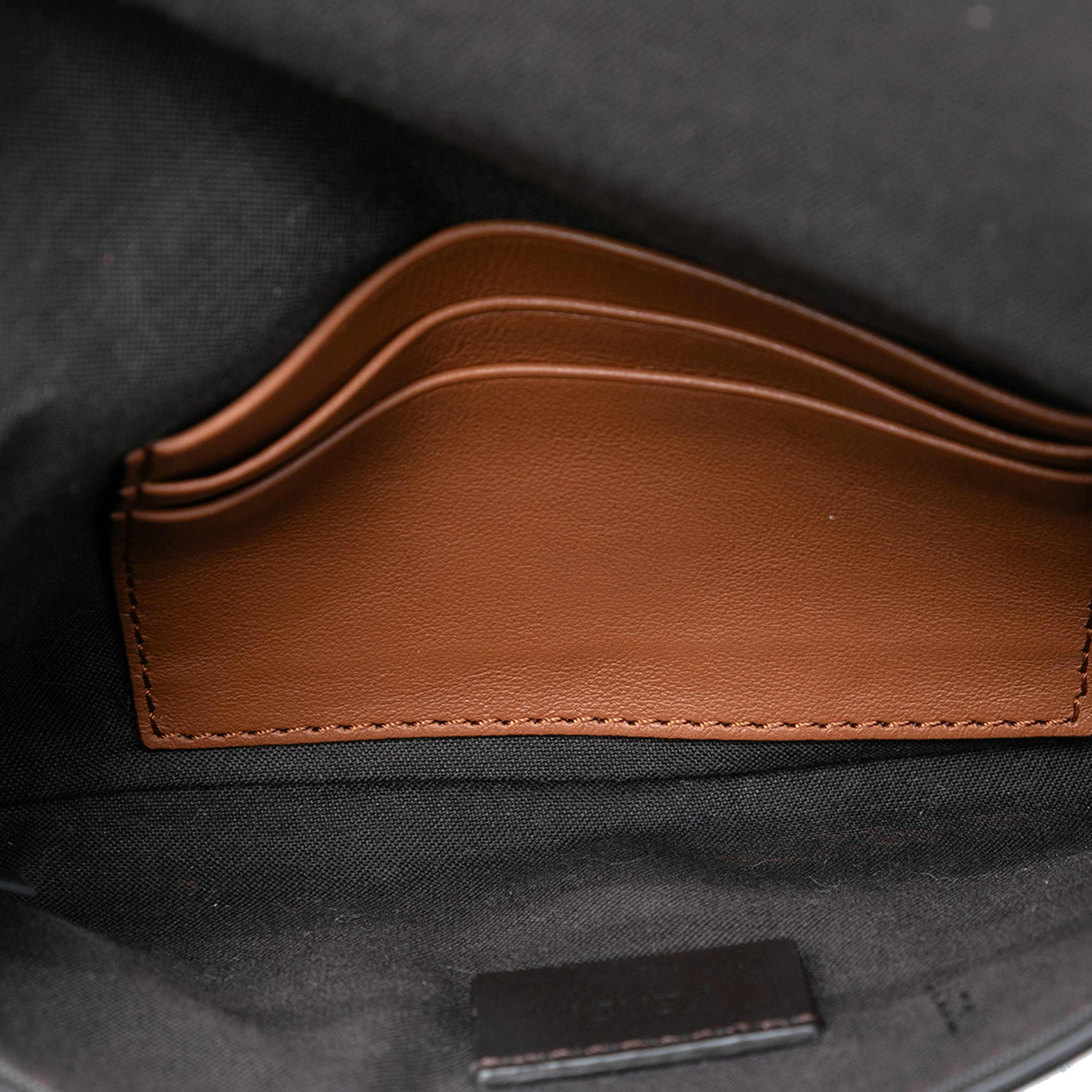 Fendi Leather Duo Baguette Crossbody, från Luxclusif, i färgen brown. Klicka för att öppna bilden i stort format