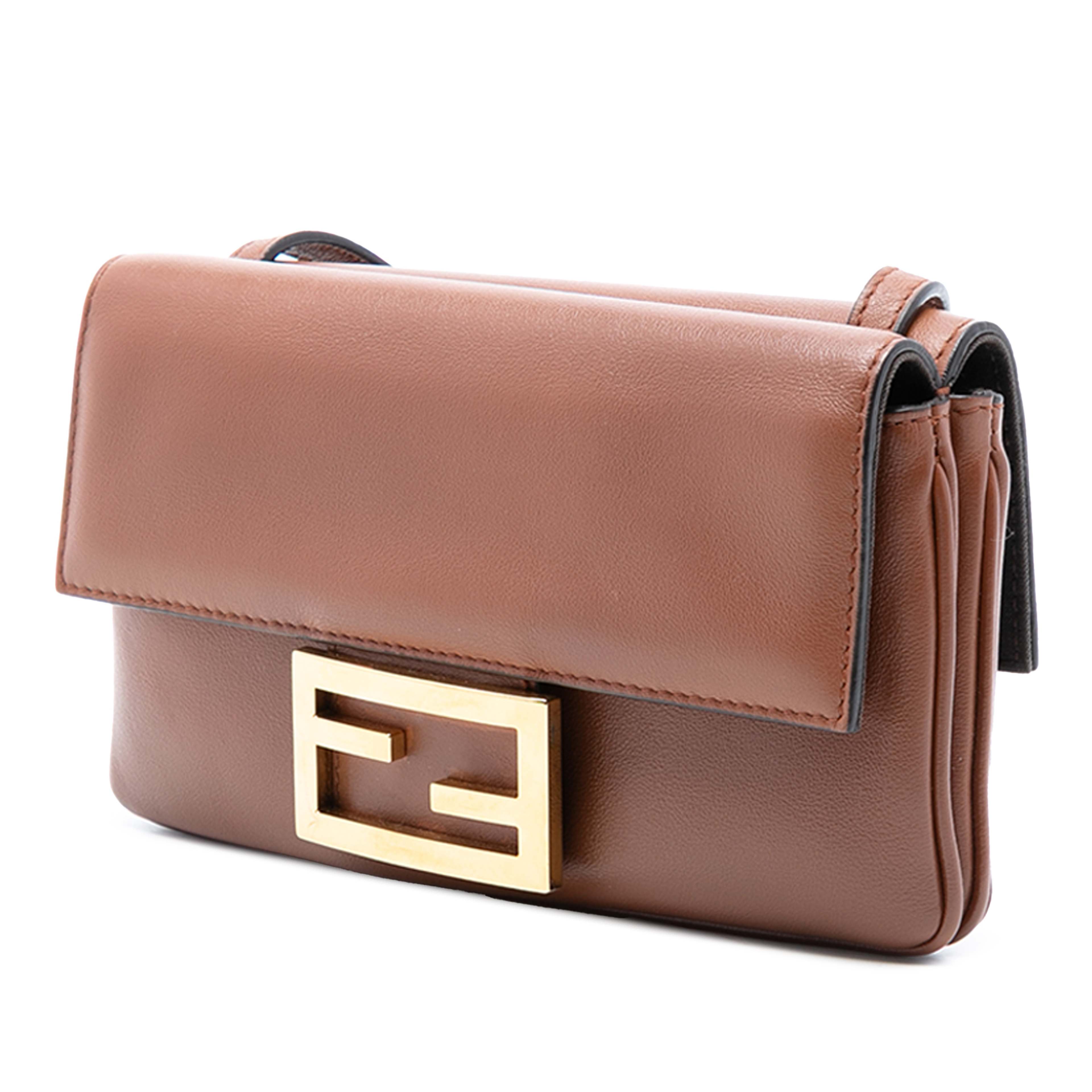 Fendi Leather Duo Baguette Crossbody, från Luxclusif, i färgen brown. Klicka för att öppna bilden i stort format