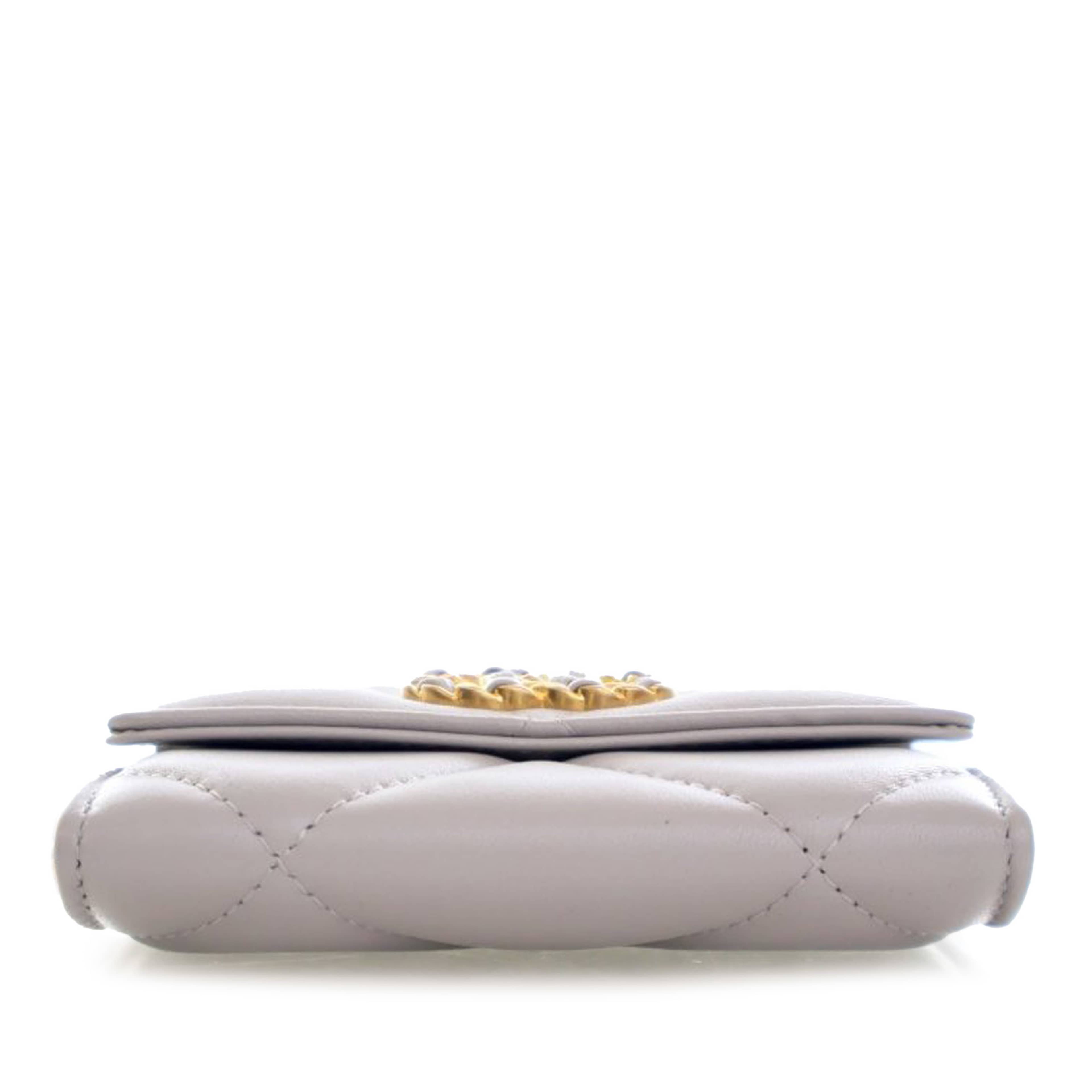 Chanel Quilted Lambskin 19 Flap Coin Purse With Chain, från Luxclusif, i färgen light gray. Klicka för att öppna bilden i stort format