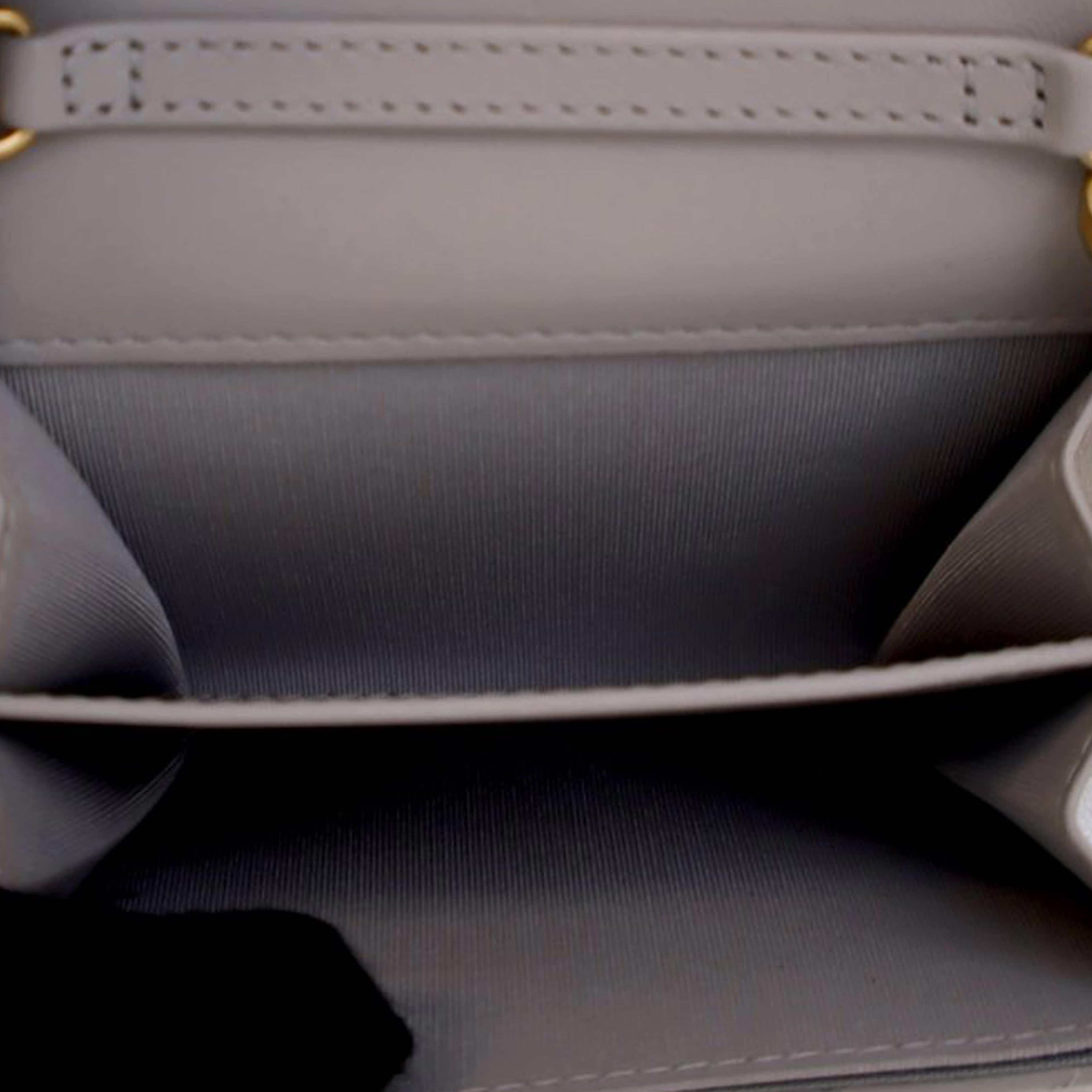 Chanel Quilted Lambskin 19 Flap Coin Purse With Chain, från Luxclusif, i färgen light gray. Klicka för att öppna bilden i stort format