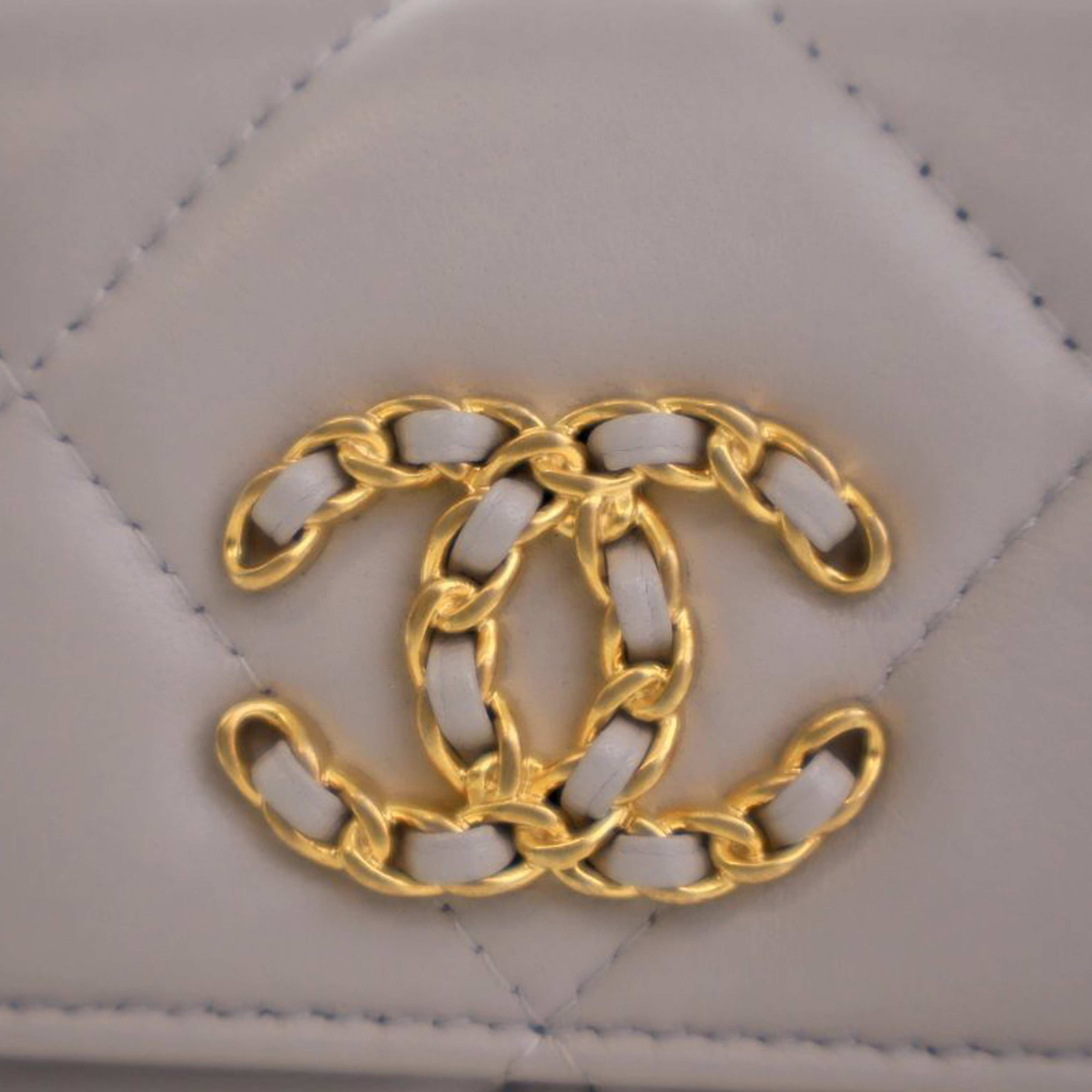 Chanel Quilted Lambskin 19 Flap Coin Purse With Chain, från Luxclusif, i färgen light gray. Klicka för att öppna bilden i stort format