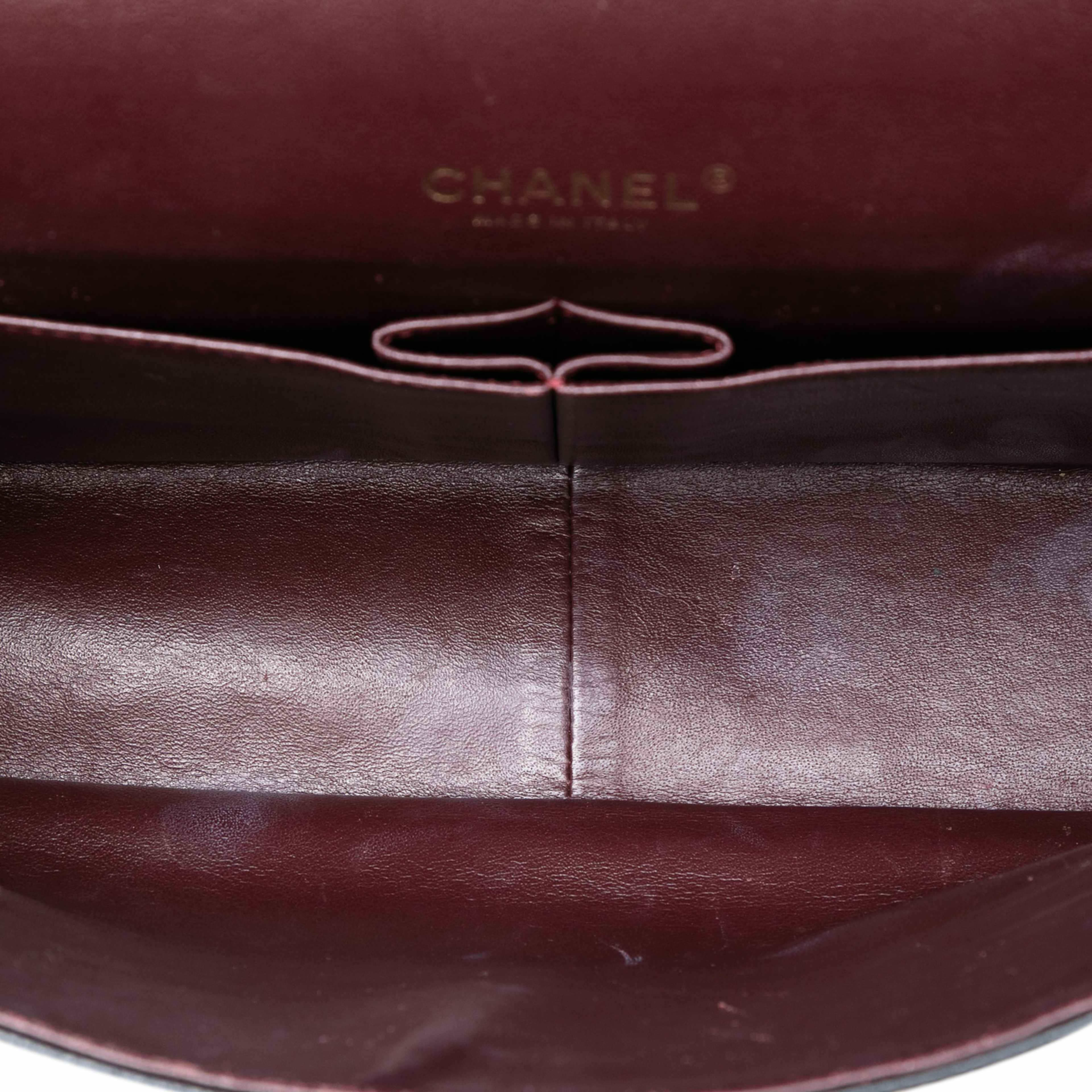 Chanel Maxi Classic Caviar Double Flap, från Luxclusif, i färgen black. Klicka för att öppna bilden i stort format