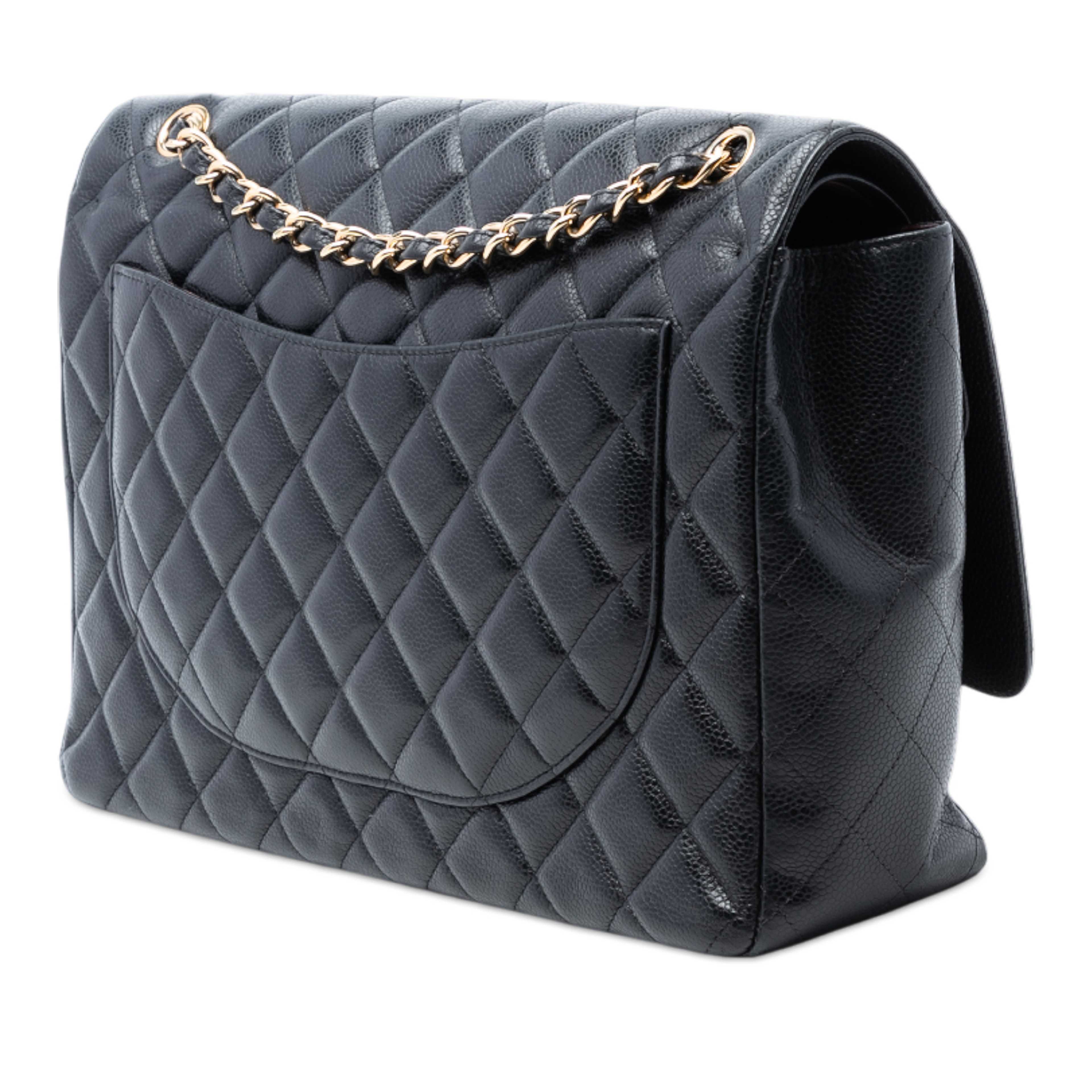 Chanel Maxi Classic Caviar Double Flap, från Luxclusif, i färgen black. Klicka för att öppna bilden i stort format