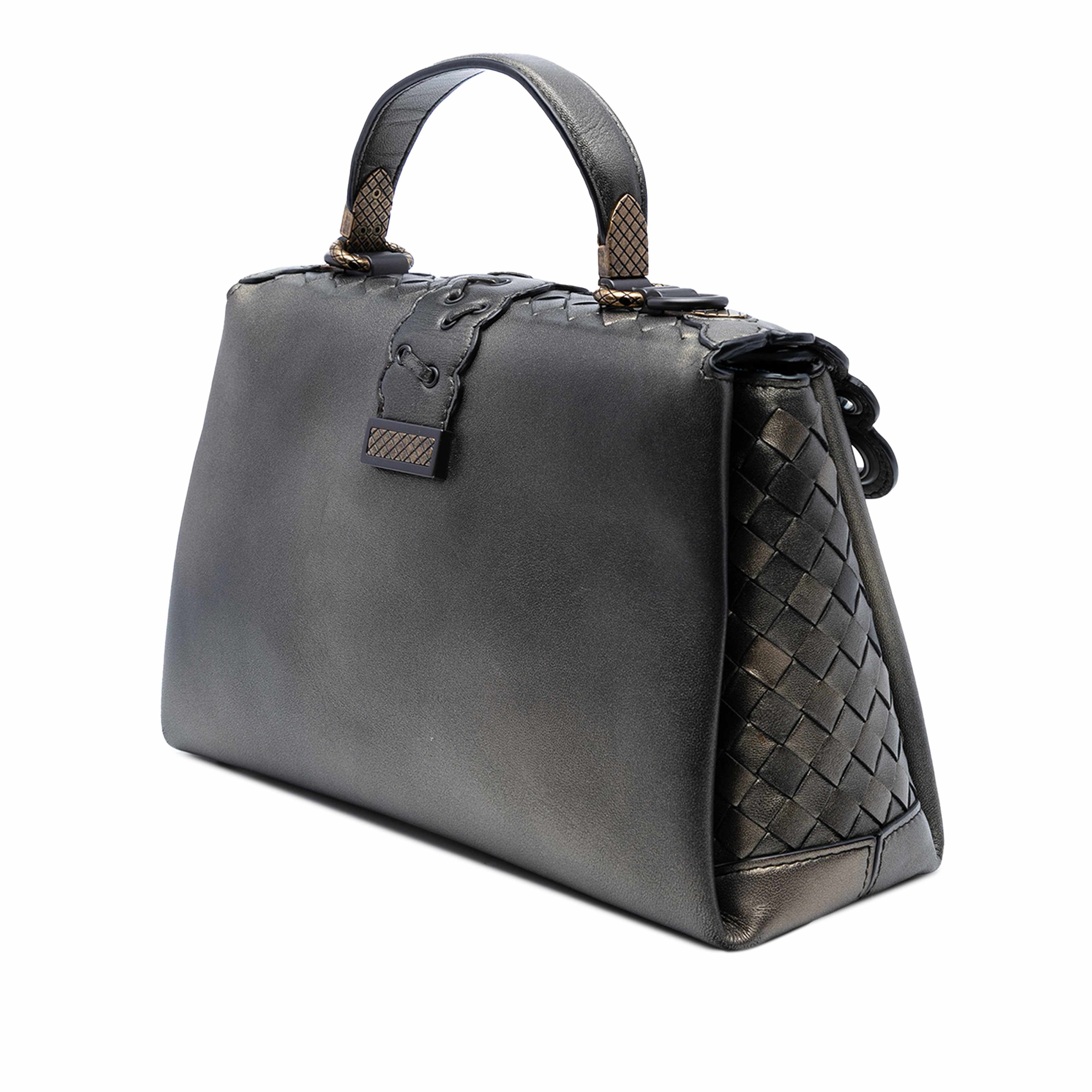 Bottega Veneta Small Intrecciato Trimmed Metallic Nappa Grommet Piazza Satchel, från Luxclusif, i färgen brun. Klicka för att öppna bilden i stort format
