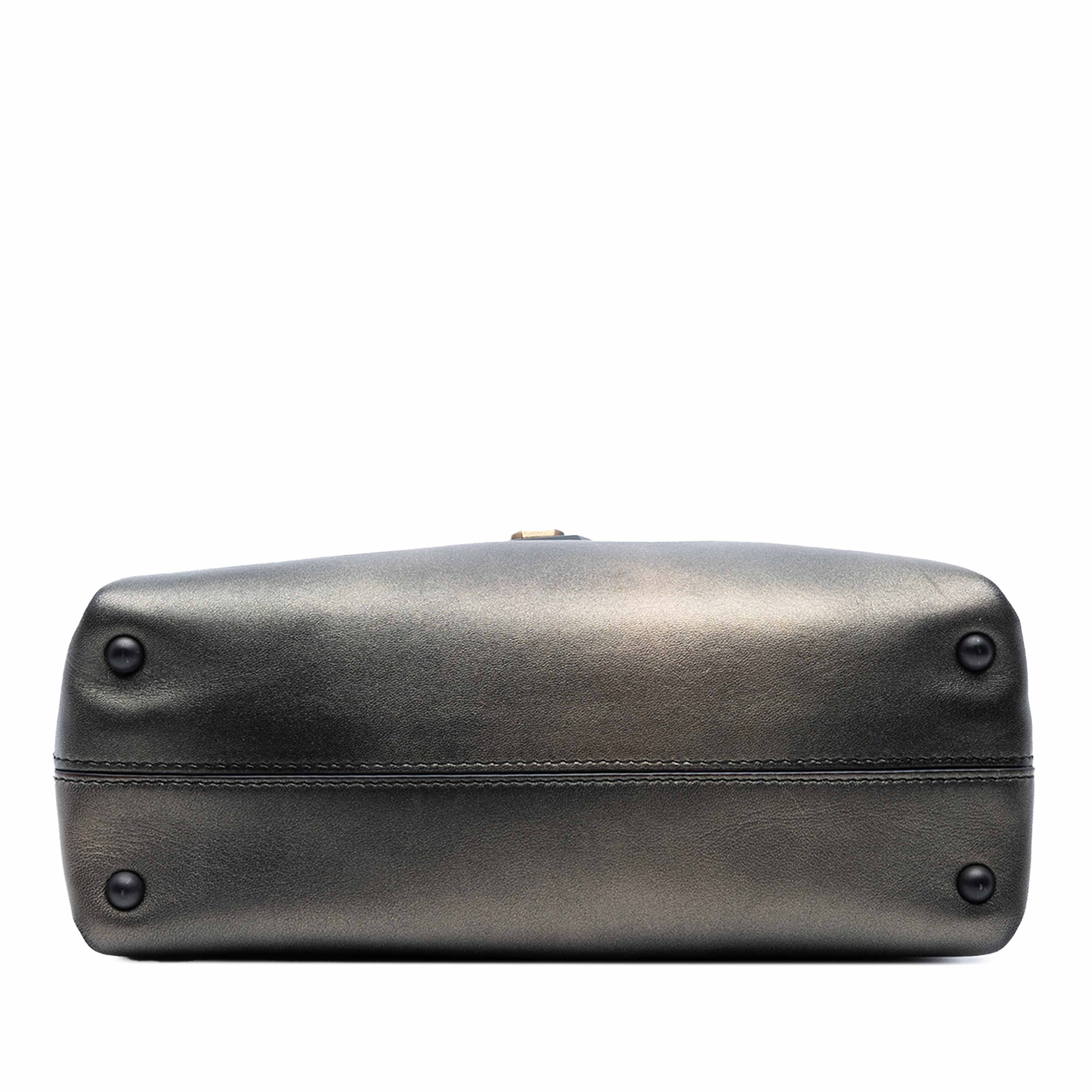 Bottega Veneta Small Intrecciato Trimmed Metallic Nappa Grommet Piazza Satchel, från Luxclusif, i färgen bronze. Klicka för att öppna bilden i stort format