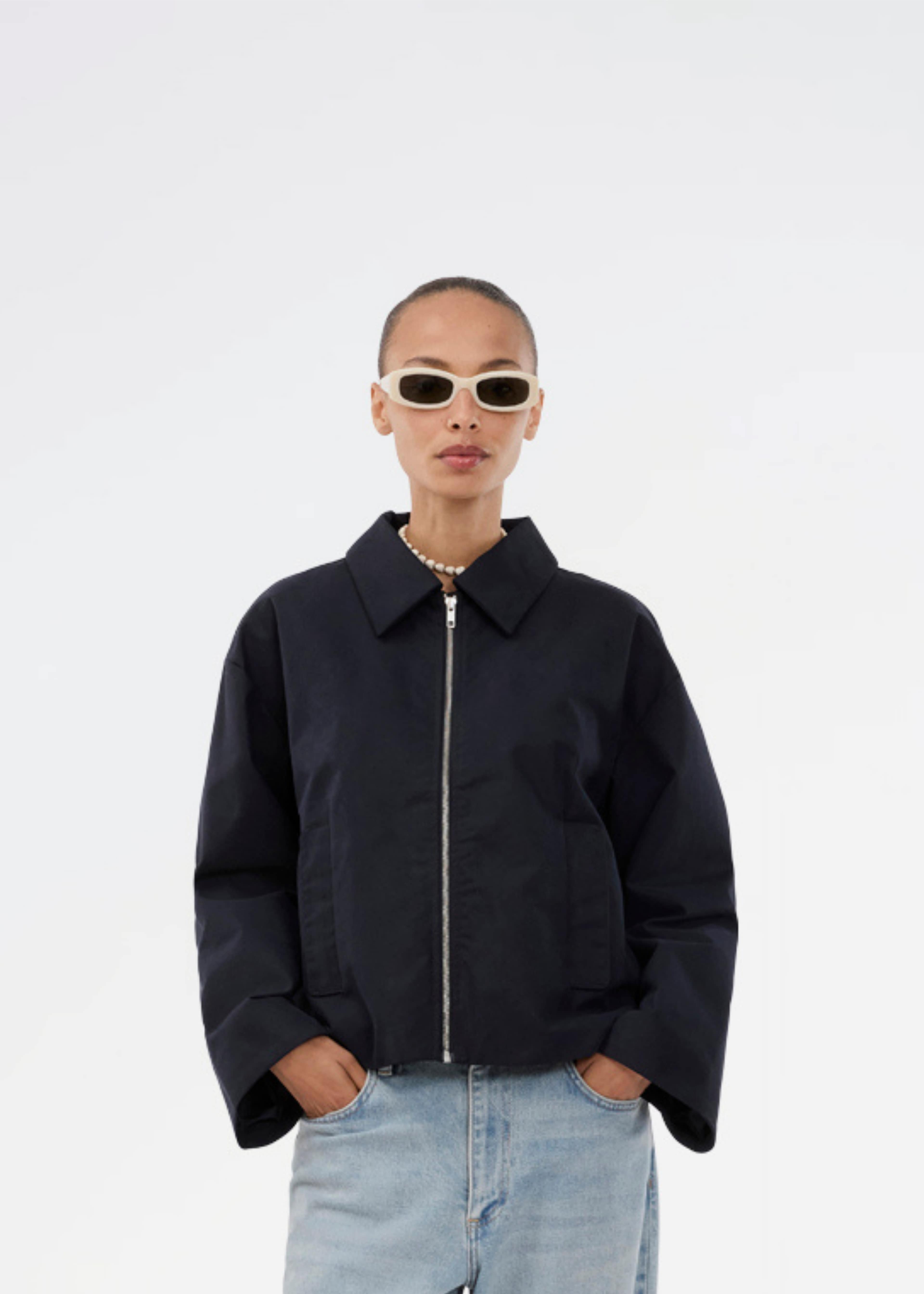 Umutmd Jacket, från Modström, i färgen navy sky. Klicka för att öppna bilden i stort format