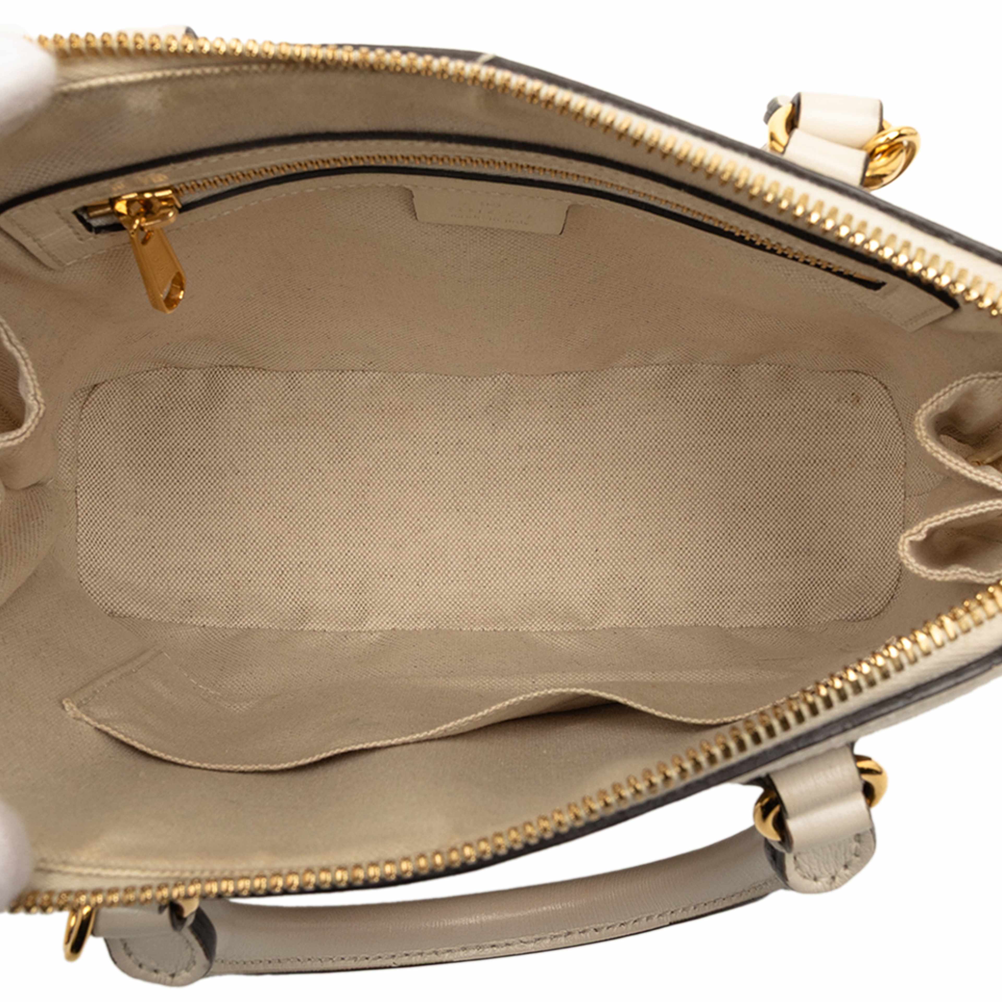 Gucci Small Gg Supreme Horsebit 1955 Satchel, från Luxclusif, i färgen beige. Klicka för att öppna bilden i stort format