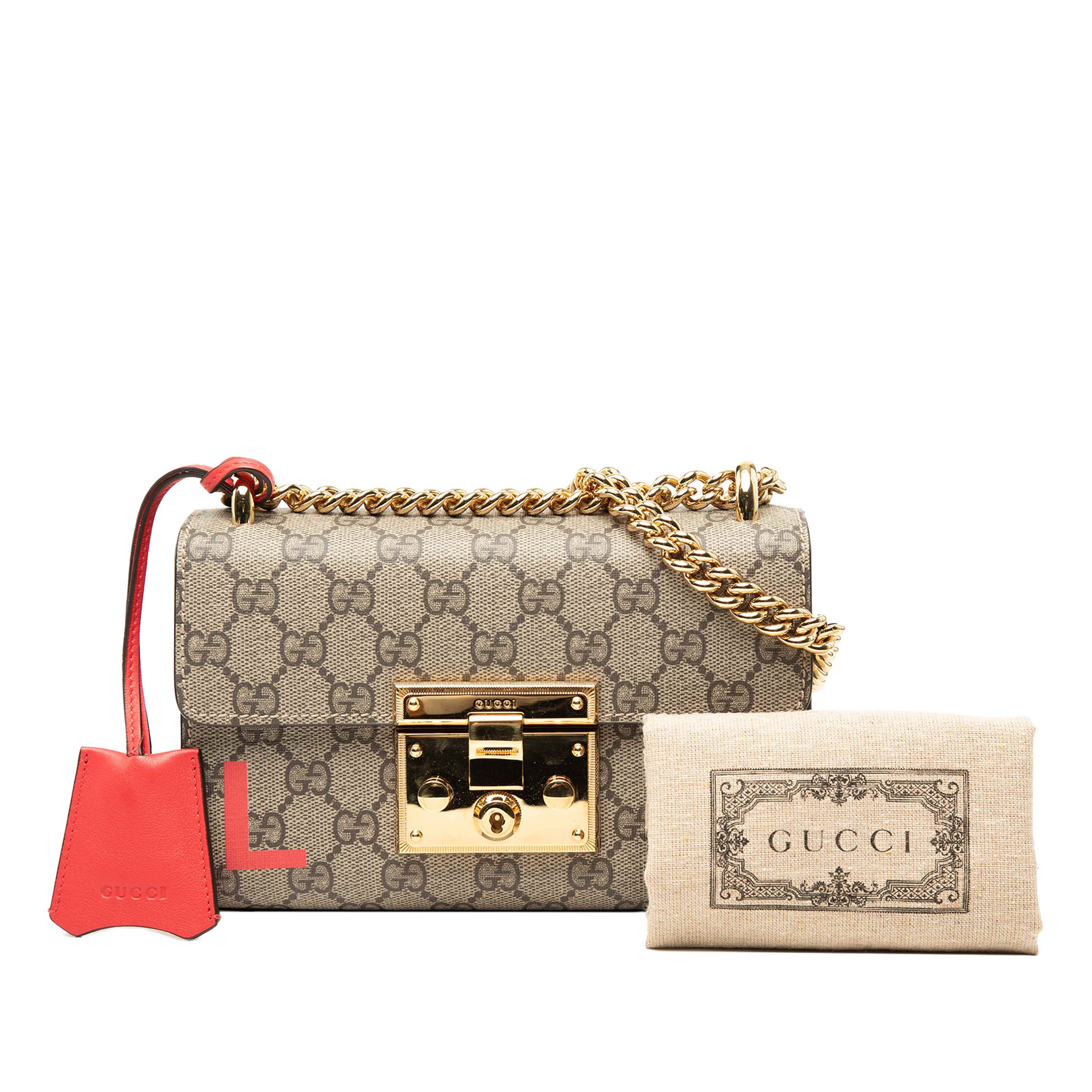 Gucci Small Gg Supreme Love Padlock Crossbody, från Luxclusif, i färgen beige. Klicka för att öppna bilden i stort format