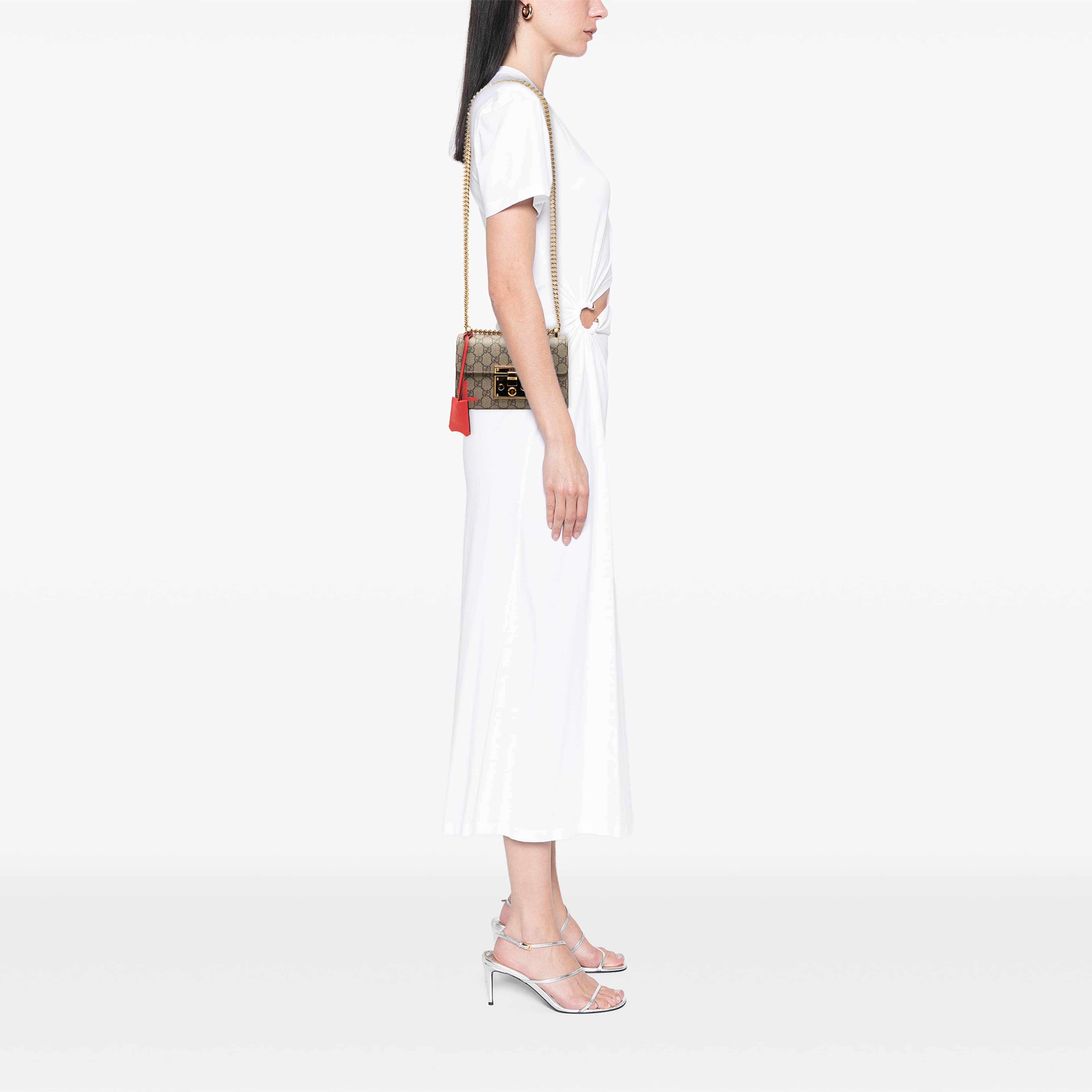 Gucci Small Gg Supreme Love Padlock Crossbody, från Luxclusif, i färgen beige. Klicka för att öppna bilden i stort format