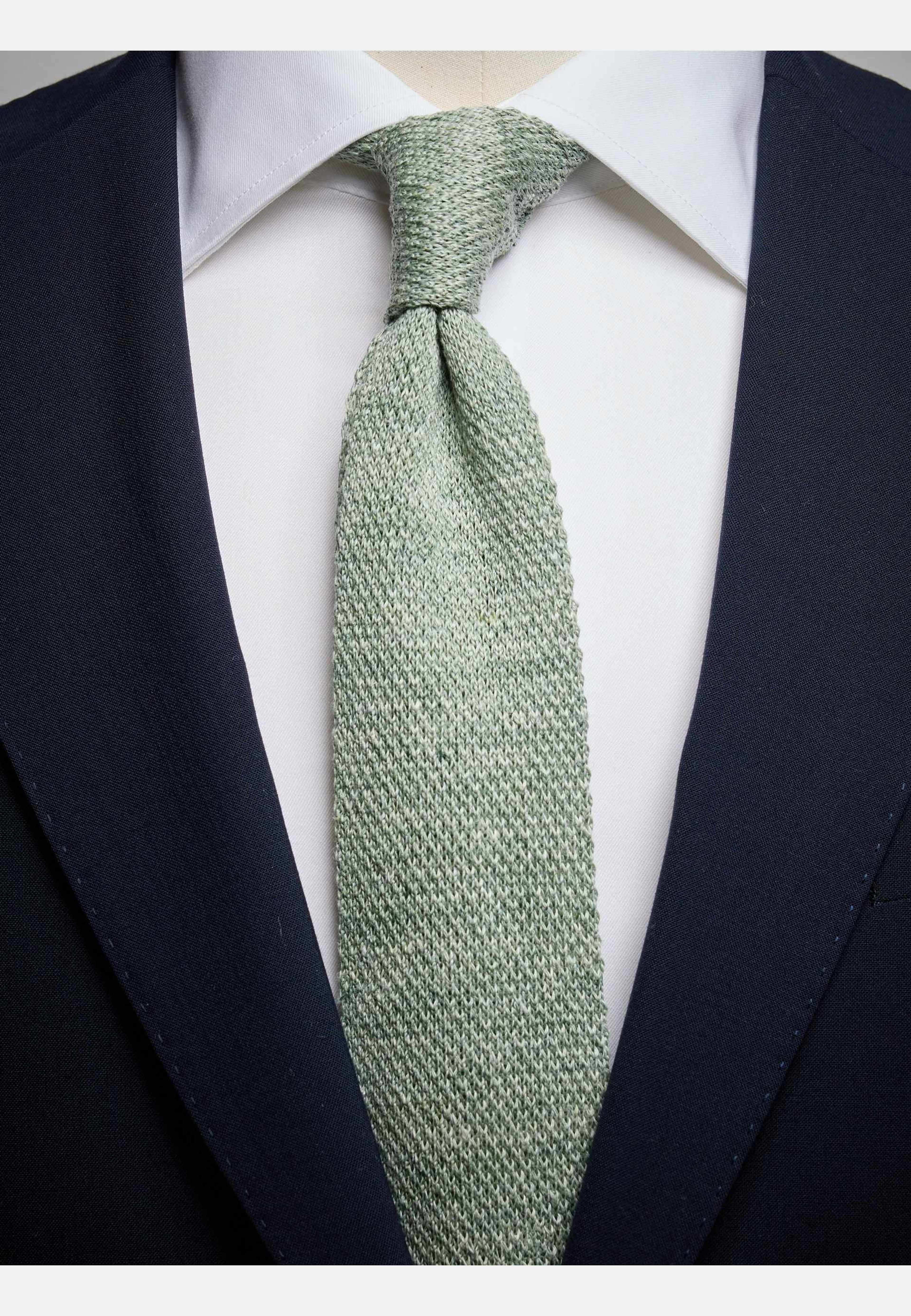 Linen Knitted Tie, från John Henric, i färgen green. Klicka för att öppna bilden i stort format