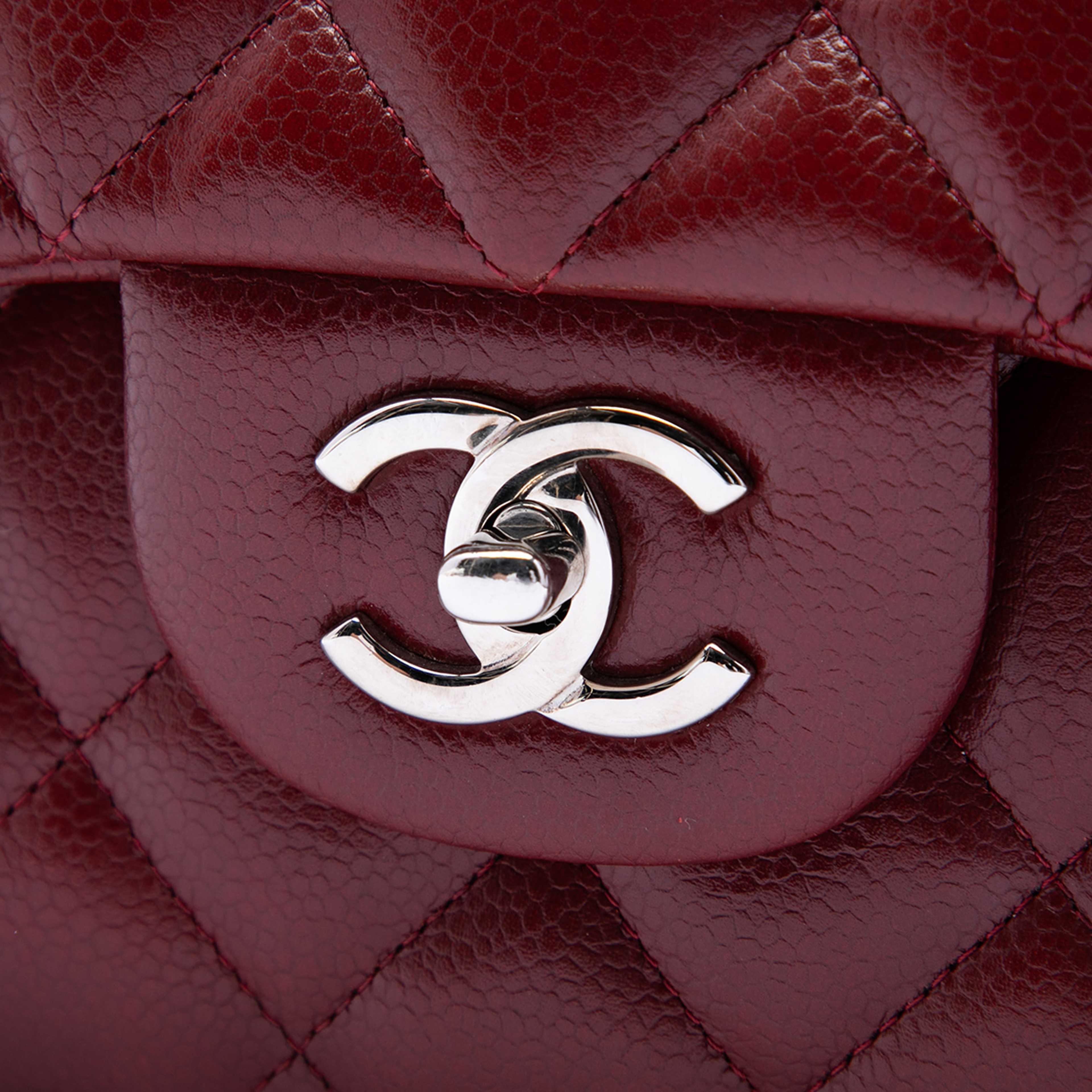 Chanel Jumbo Classic Caviar Double Flap, från Luxclusif, i färgen dark red. Klicka för att öppna bilden i stort format