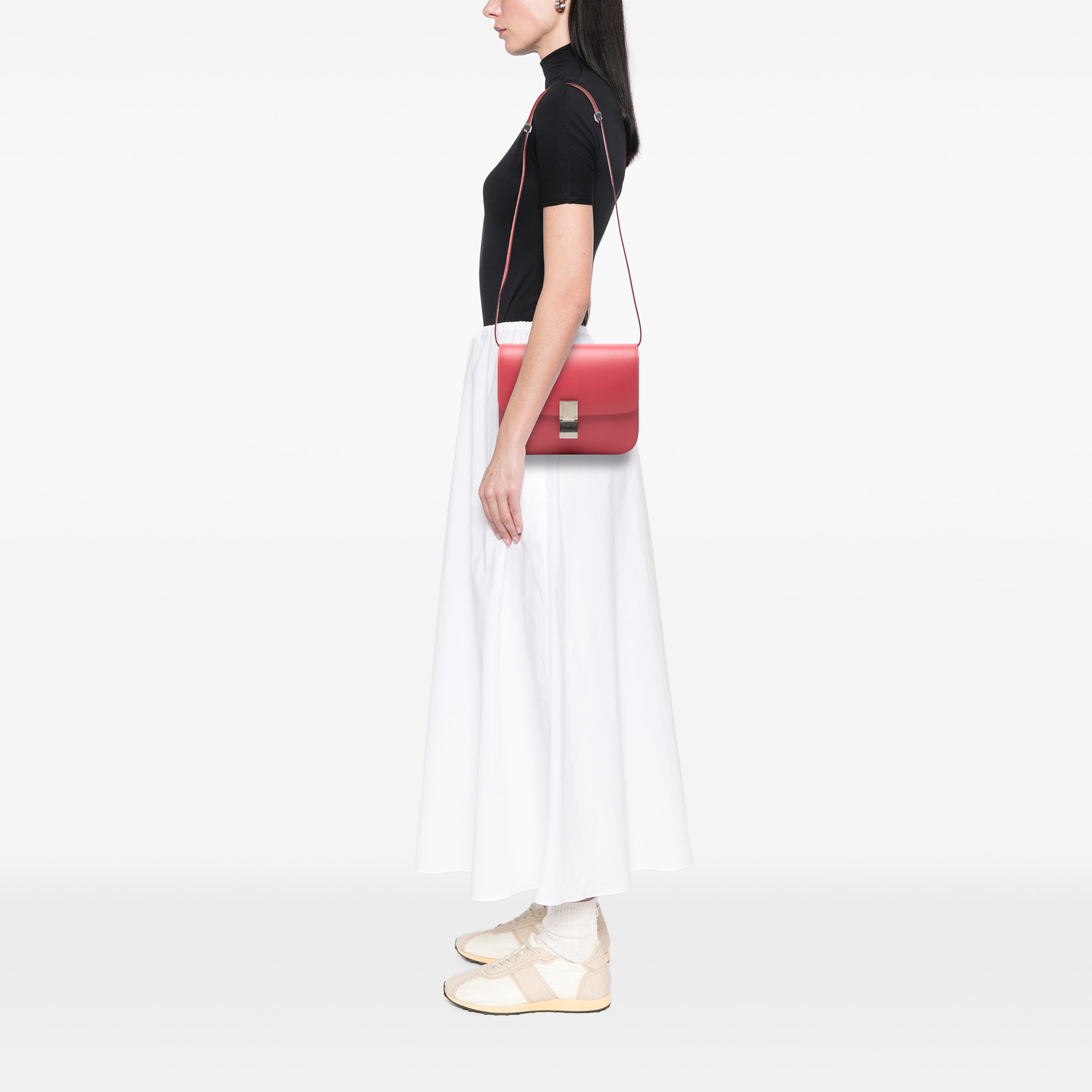 Celine Medium Calfskin Classic Box, från Luxclusif, i färgen rosa. Klicka för att öppna bilden i stort format