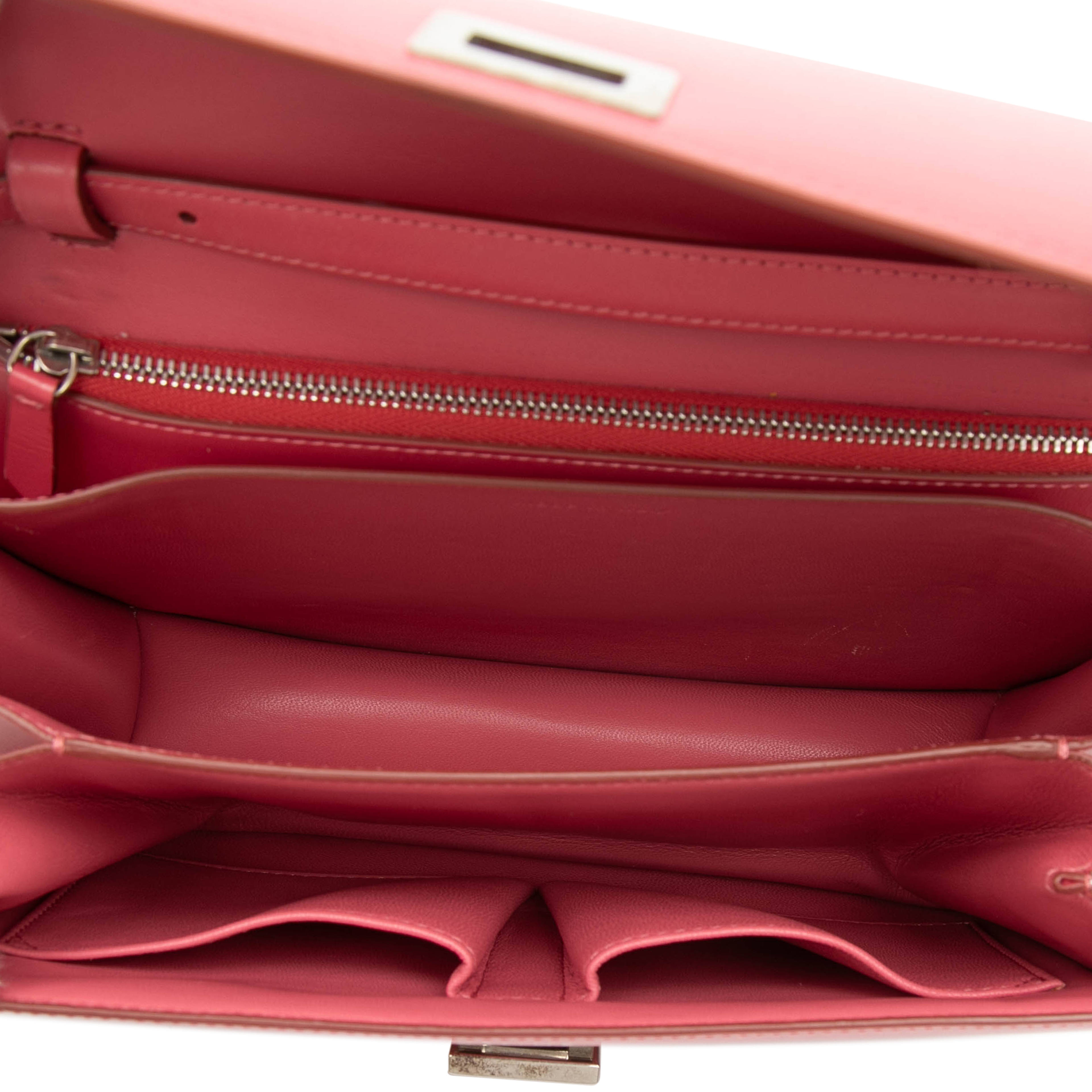 Celine Medium Calfskin Classic Box, från Luxclusif, i färgen blush. Klicka för att öppna bilden i stort format