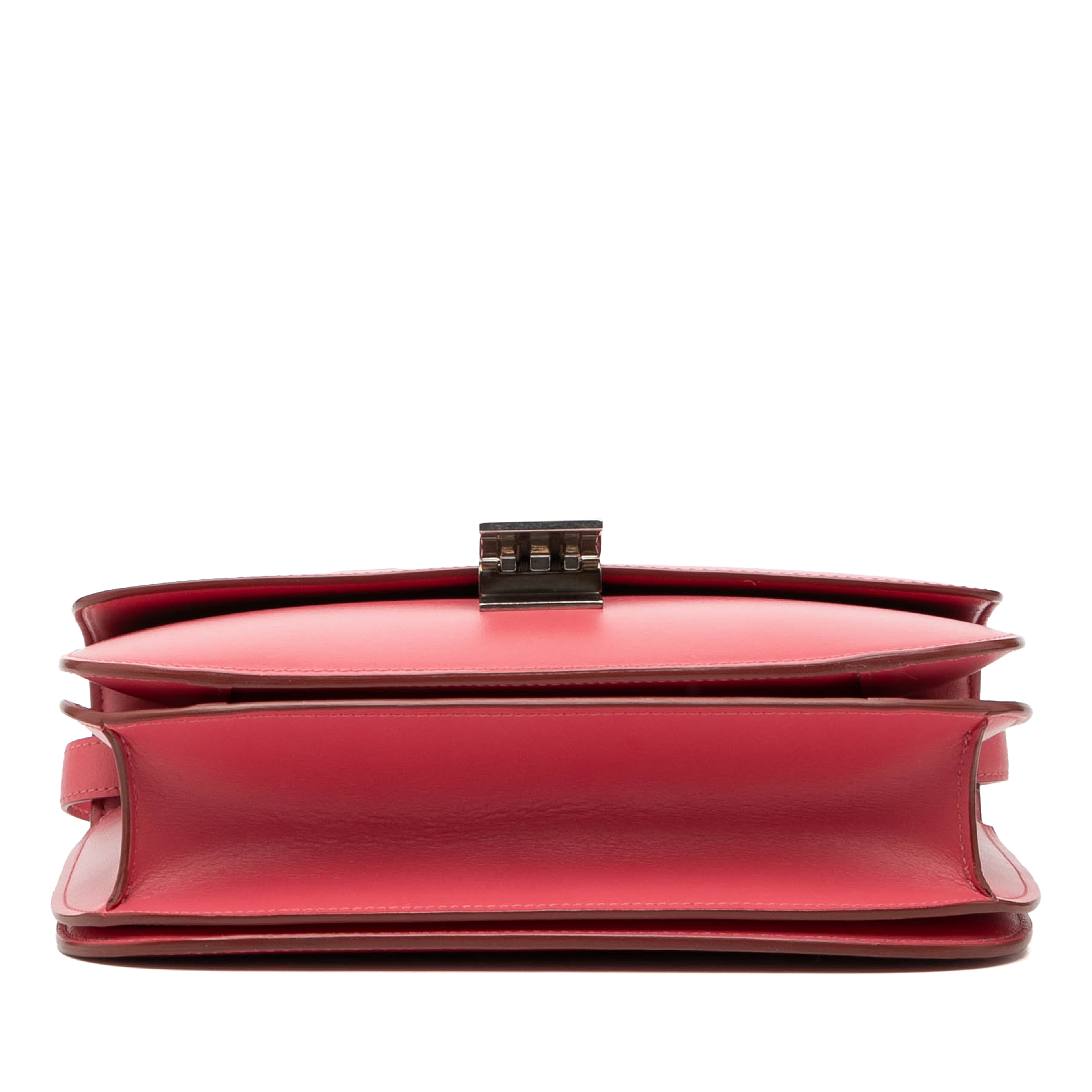 Celine Medium Calfskin Classic Box, från Luxclusif, i färgen blush. Klicka för att öppna bilden i stort format