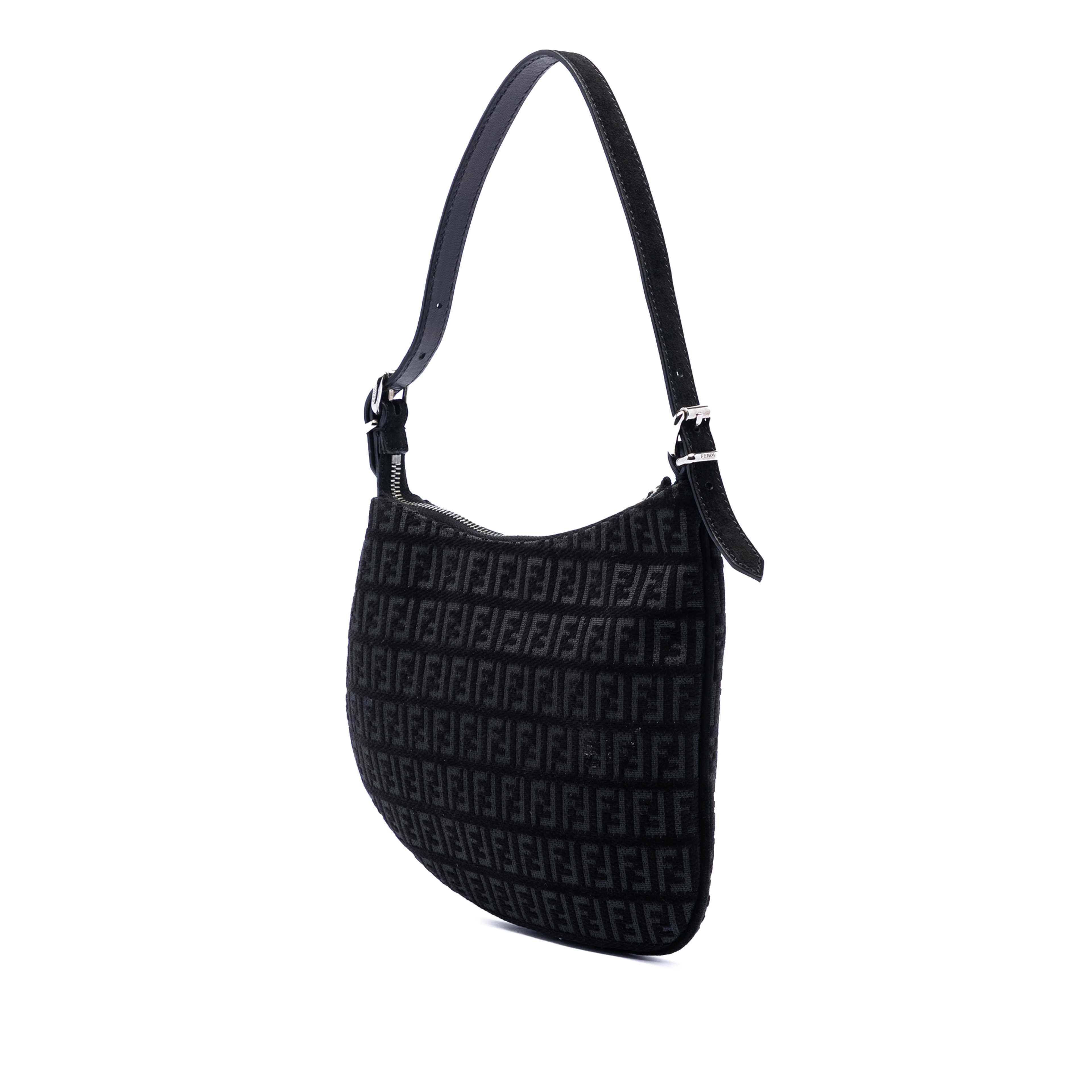 Fendi Zucchino Canvas Oyster Shoulder Bag, från Luxclusif, i färgen black. Klicka för att öppna bilden i stort format