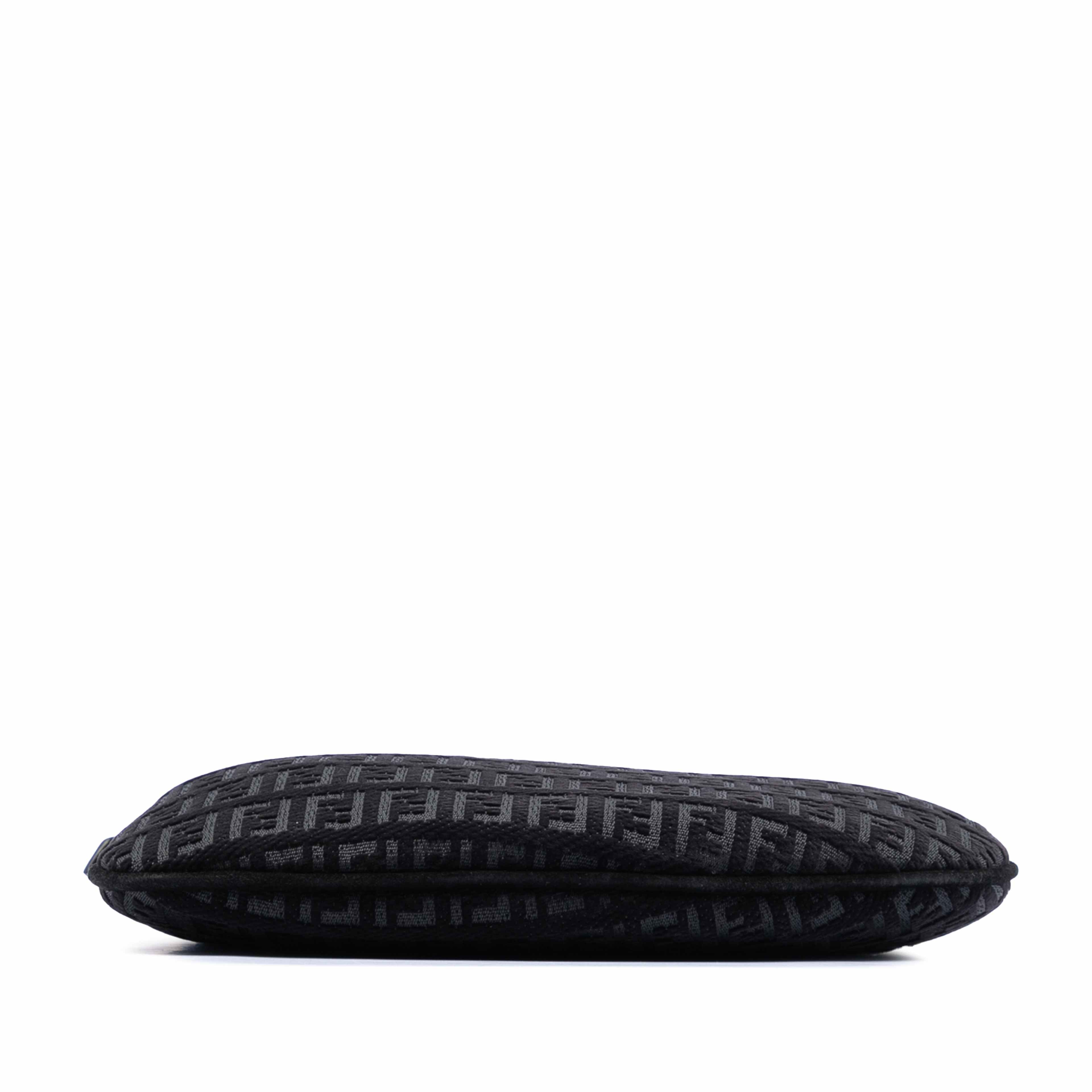 Fendi Zucchino Canvas Oyster Shoulder Bag, från Luxclusif, i färgen black. Klicka för att öppna bilden i stort format