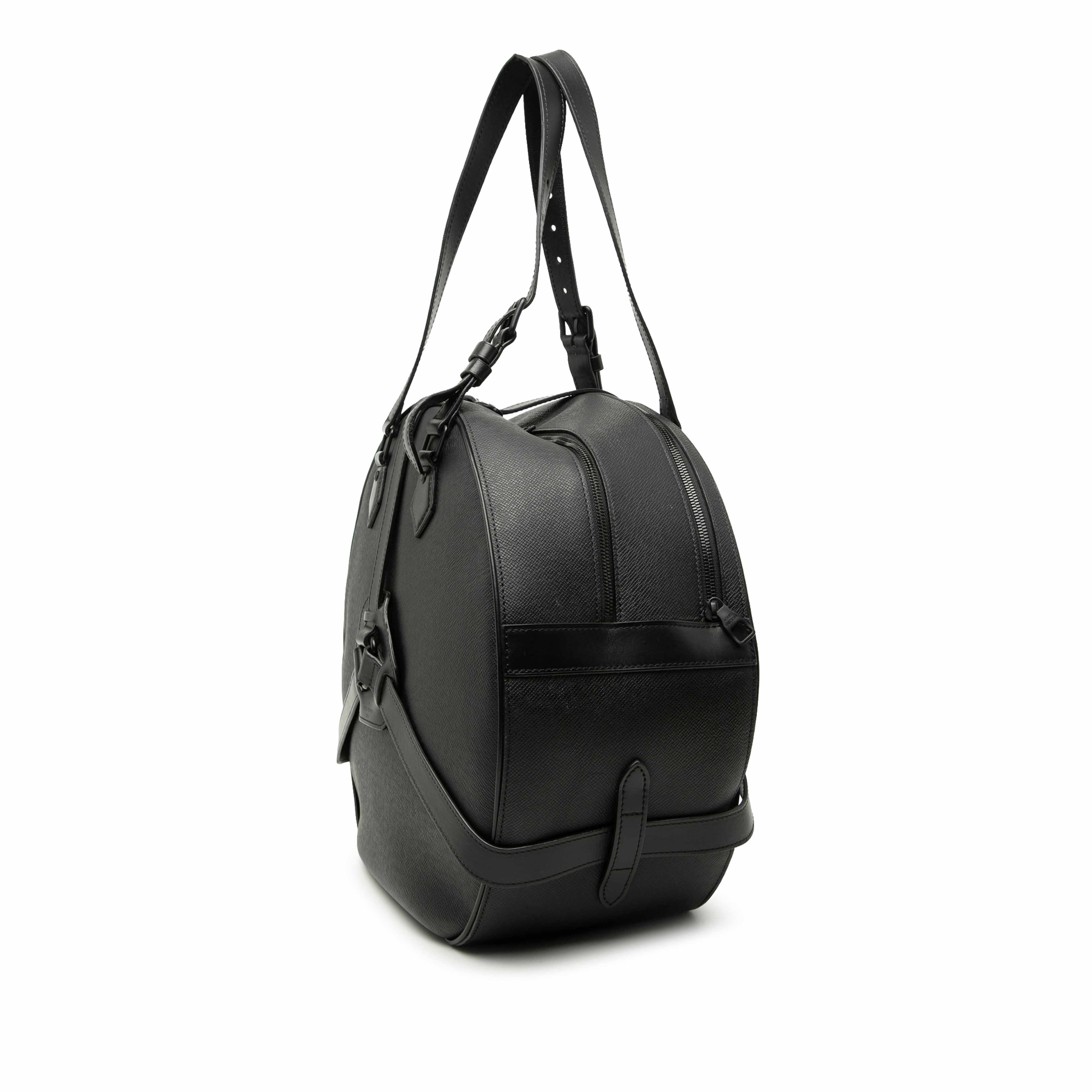 Louis Vuitton Taiga Rainbow Soft Hat Trunk, från Luxclusif, i färgen svart. Klicka för att öppna bilden i stort format
