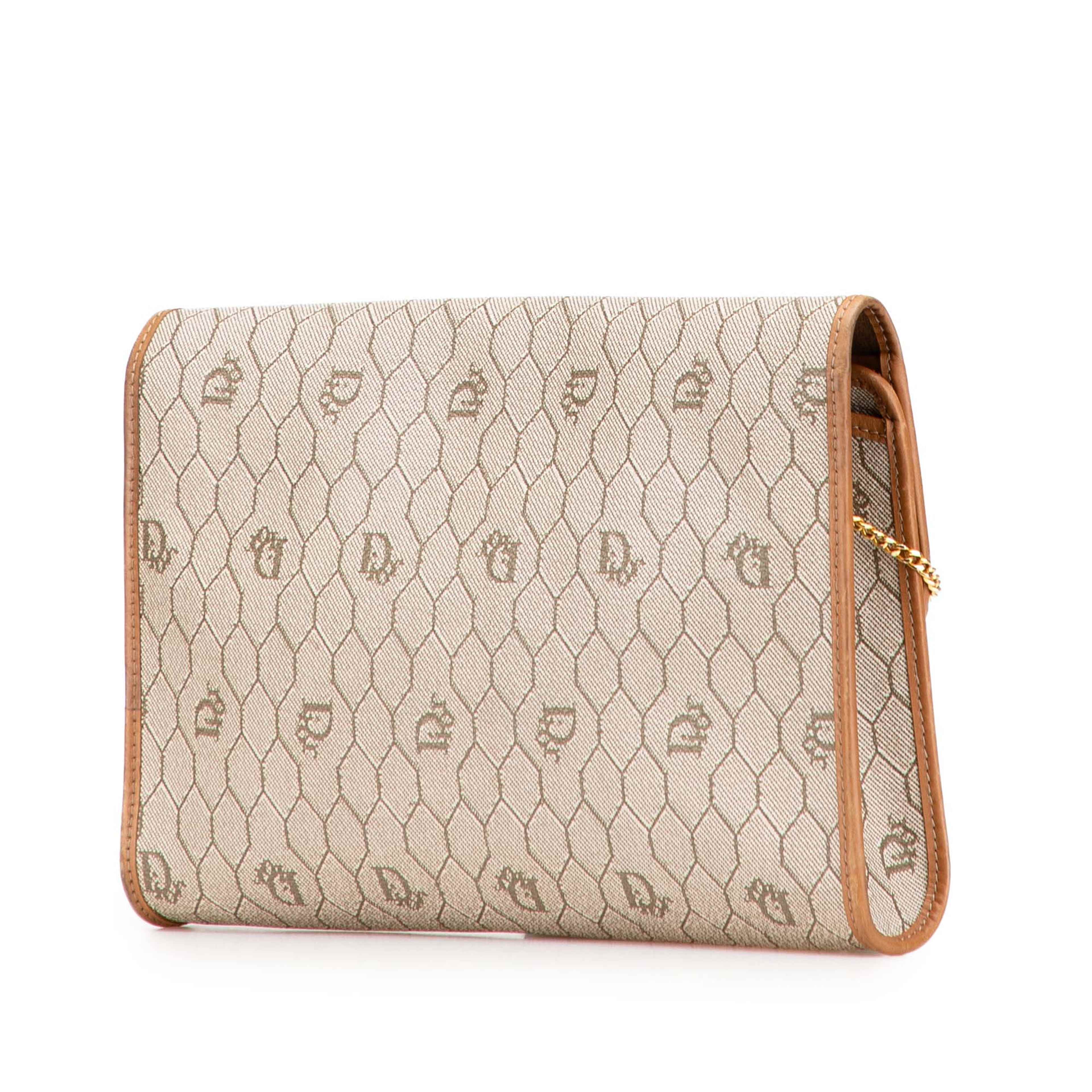 Dior Honeycomb Coated Canvas Chain Crossbody, från Luxclusif, i färgen beige. Klicka för att öppna bilden i stort format