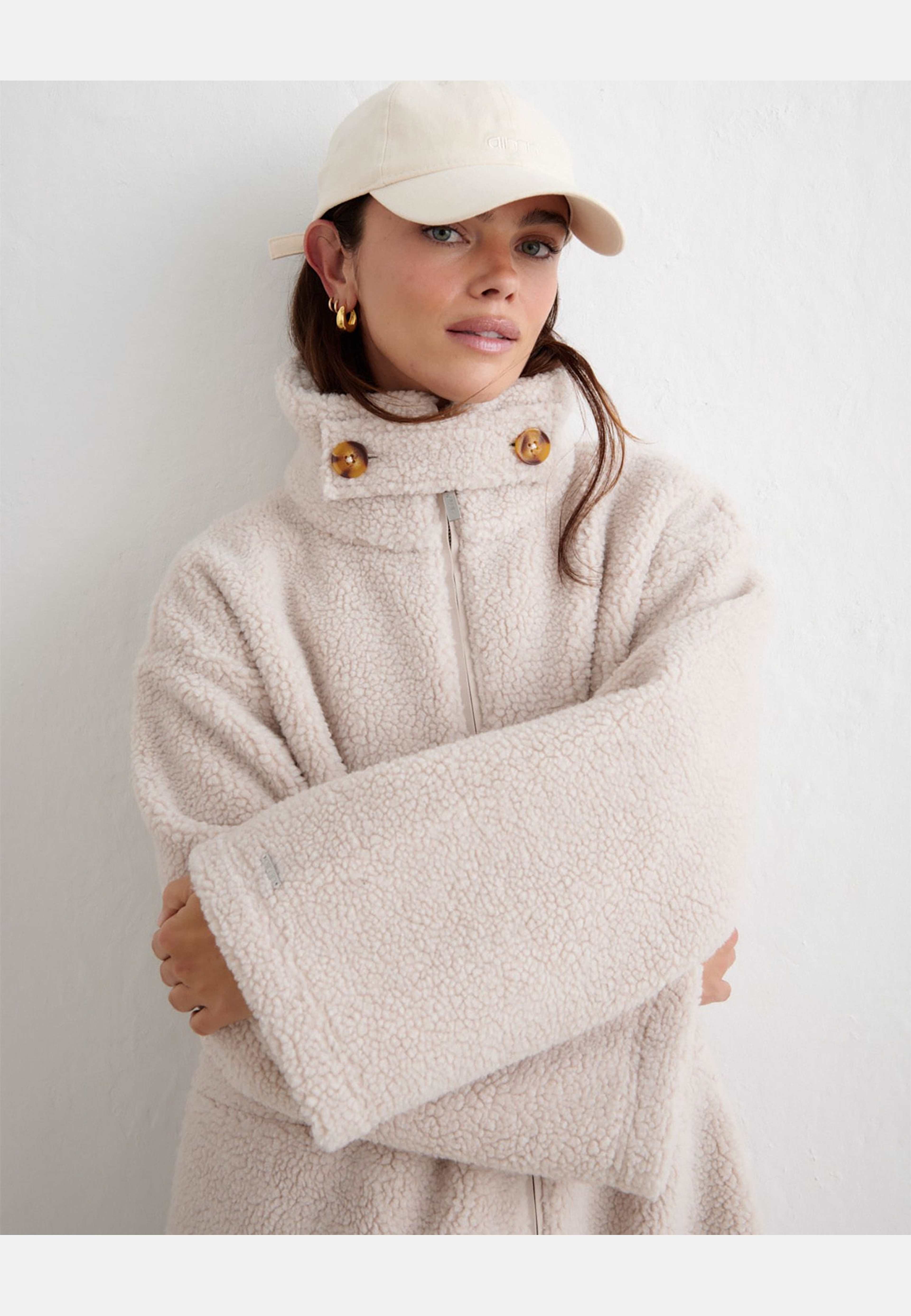 Pile Coat, från aim'n, i färgen sand. Klicka för att öppna bilden i stort format