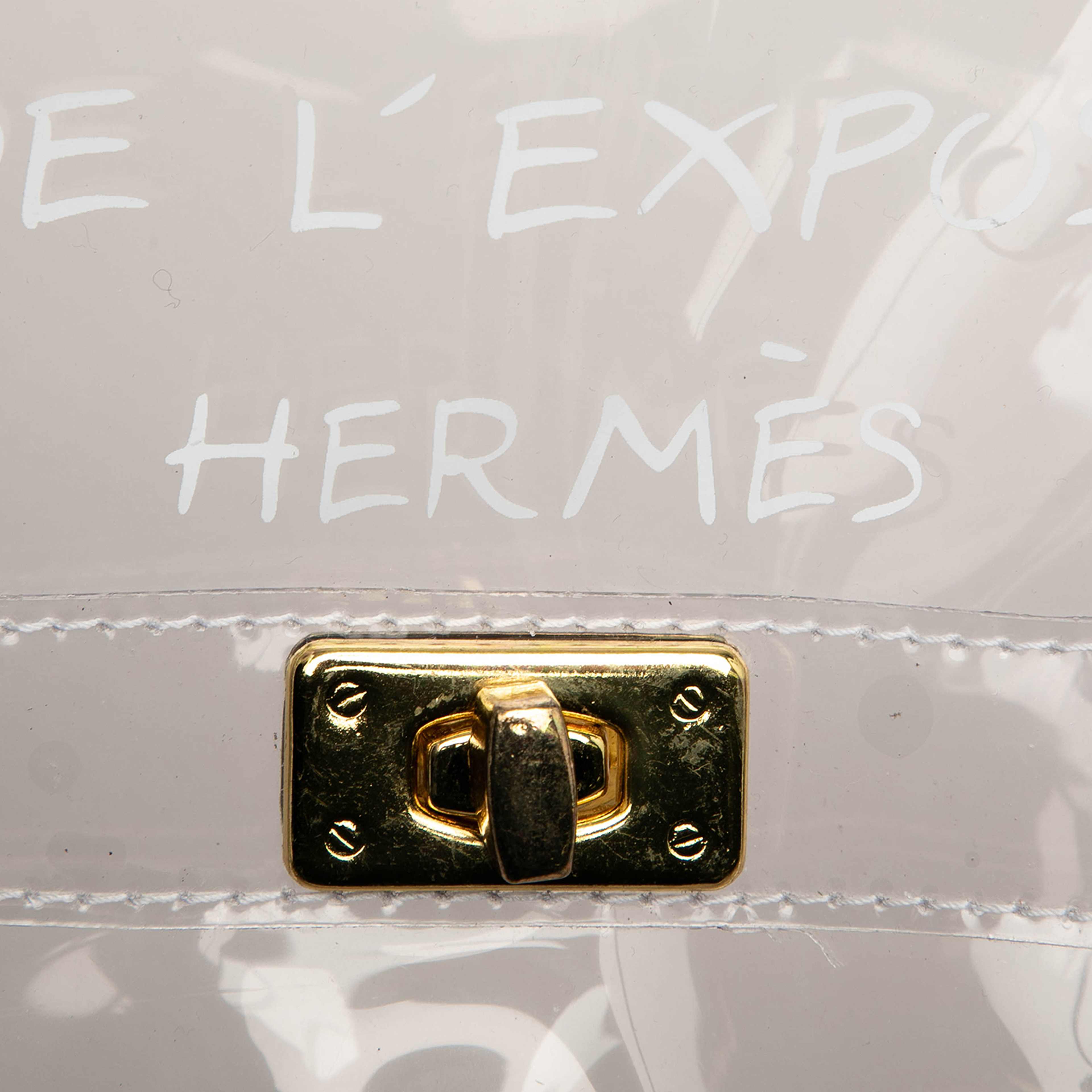 Hermès Vinyl Souvenir De L Exposition Kelly Handbag, från Luxclusif, i färgen white. Klicka för att öppna bilden i stort format