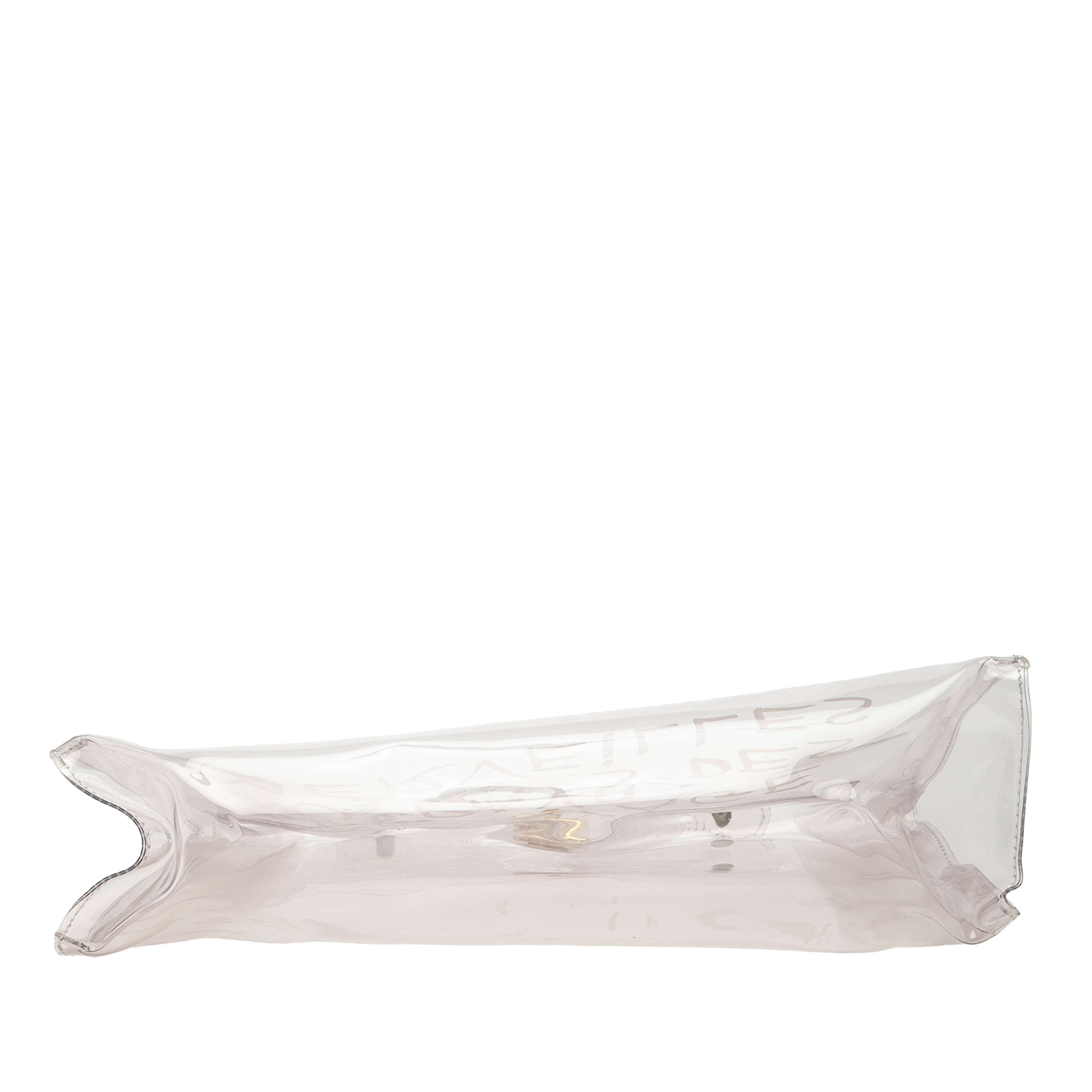 Hermès Vinyl Souvenir De L Exposition Kelly Handbag, från Luxclusif, i färgen white. Klicka för att öppna bilden i stort format