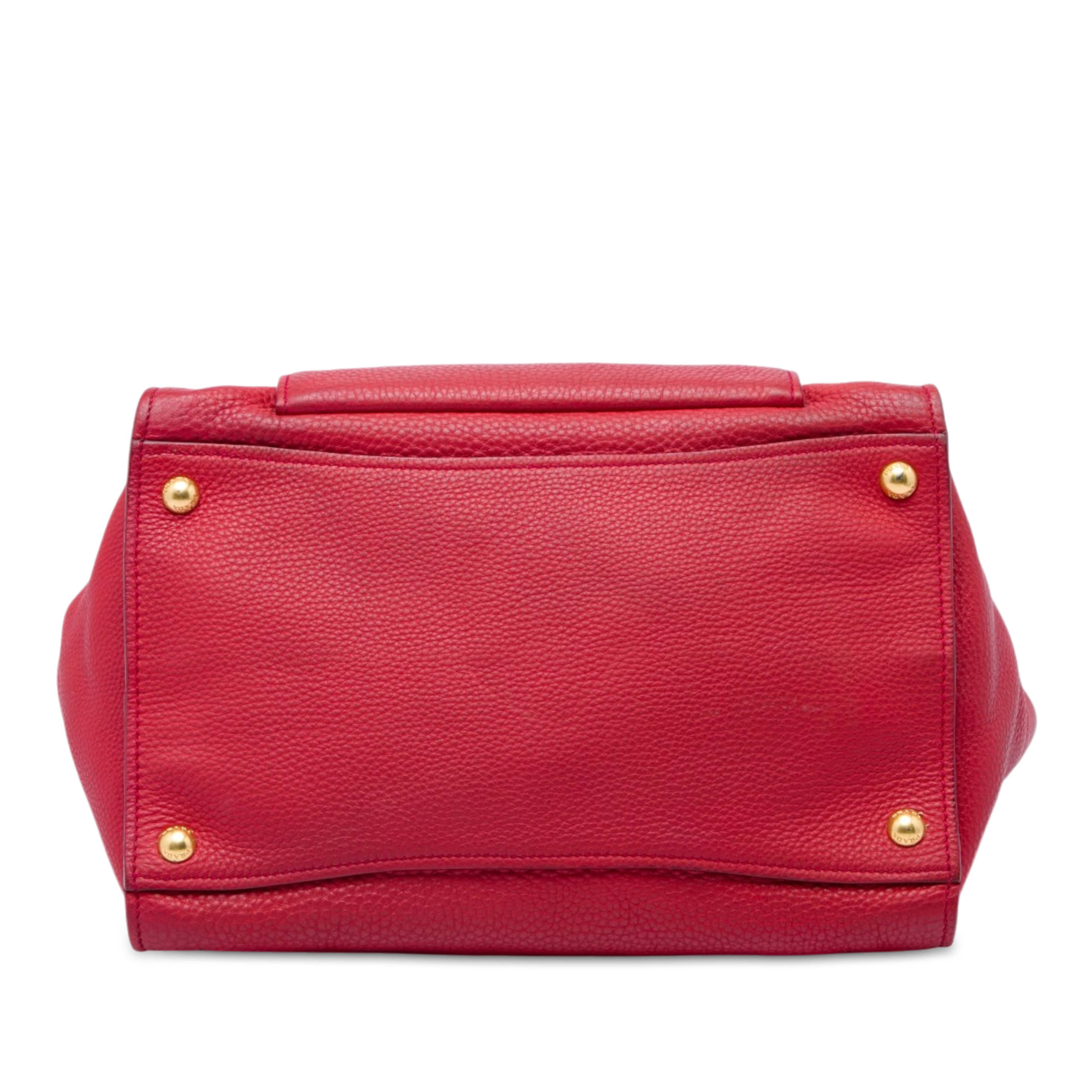 Prada Vitello Daino Front Pocket Open Convertible Tote, från Luxclusif, i färgen röd. Klicka för att öppna bilden i stort format