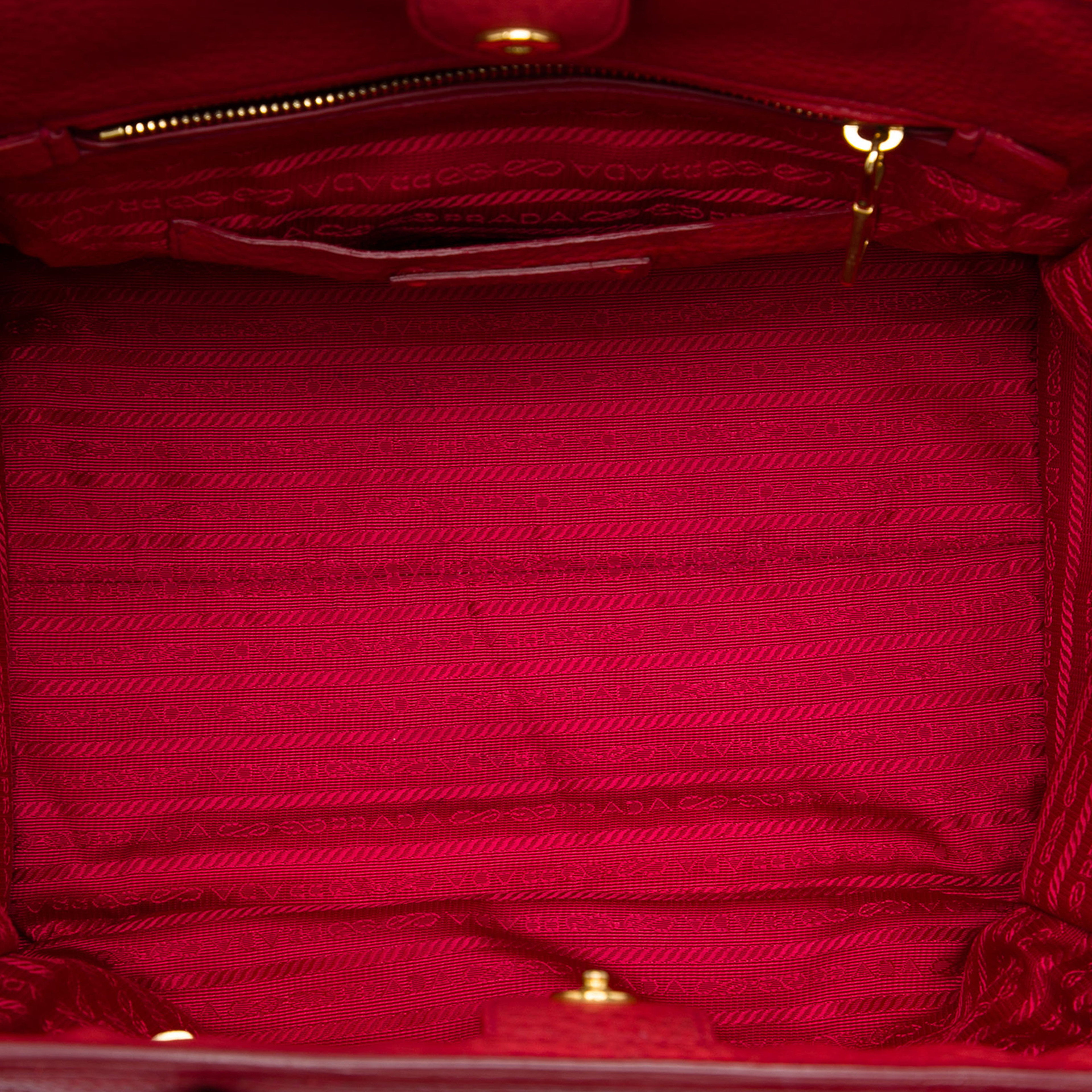 Prada Vitello Daino Front Pocket Open Convertible Tote, från Luxclusif, i färgen röd. Klicka för att öppna bilden i stort format