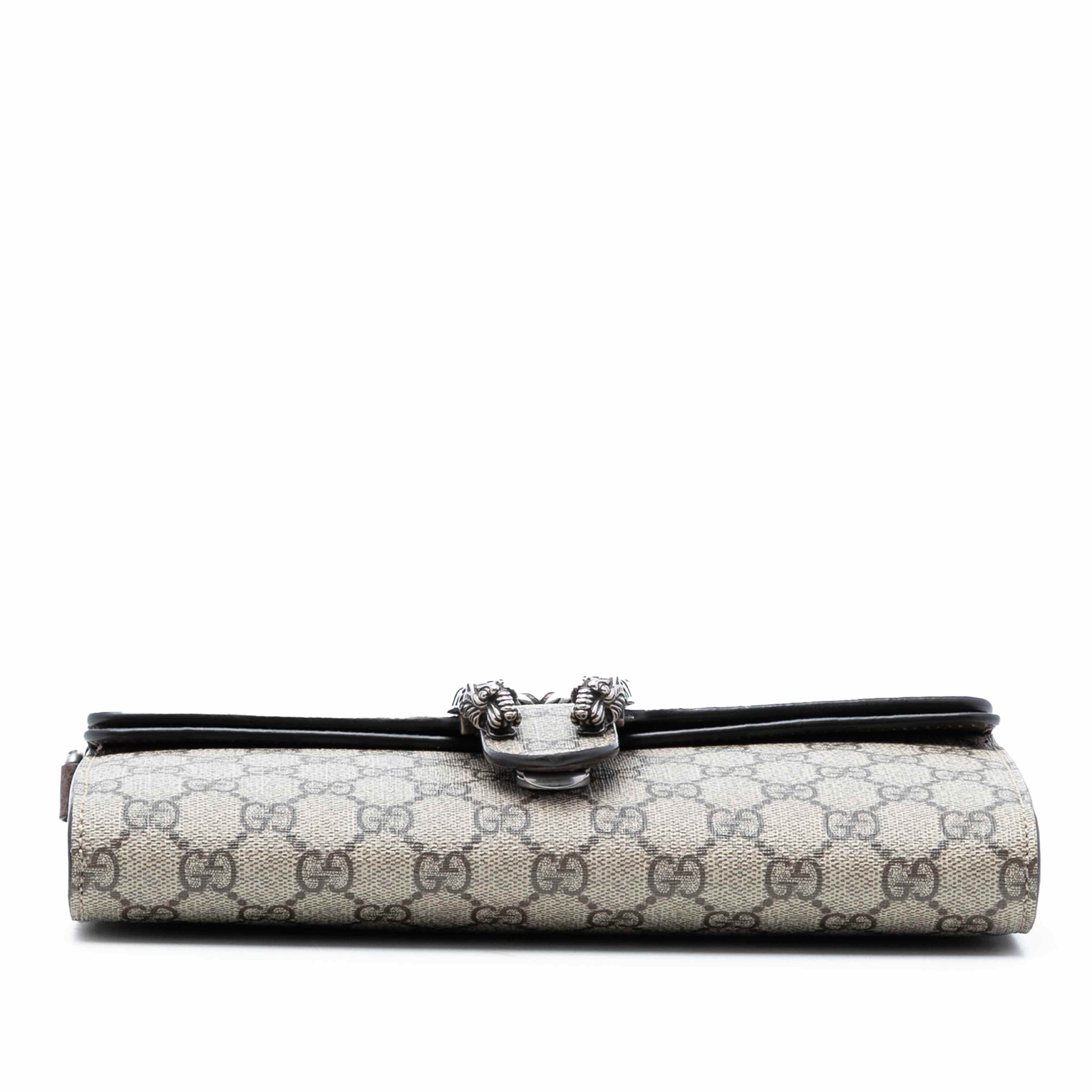 Gucci Small Gg Supreme East West Dionysus Flap Bag, från Luxclusif, i färgen beige. Klicka för att öppna bilden i stort format